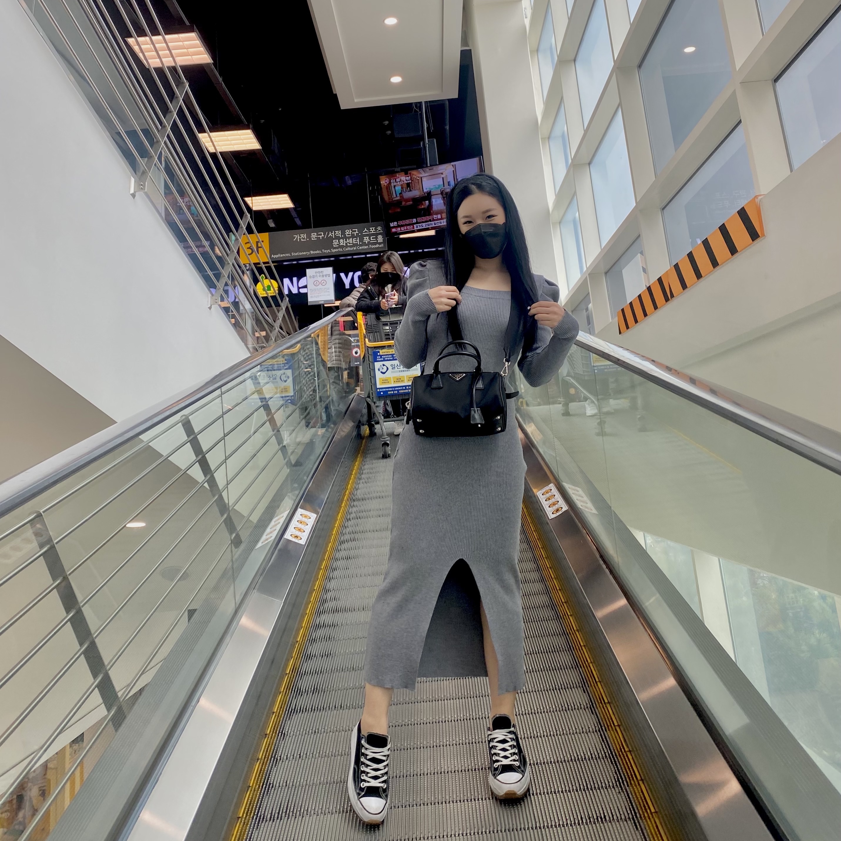 Converse Run Star Hike Low Black, Prada Nylon Mini Pouch Black 착용 스타일 - 2