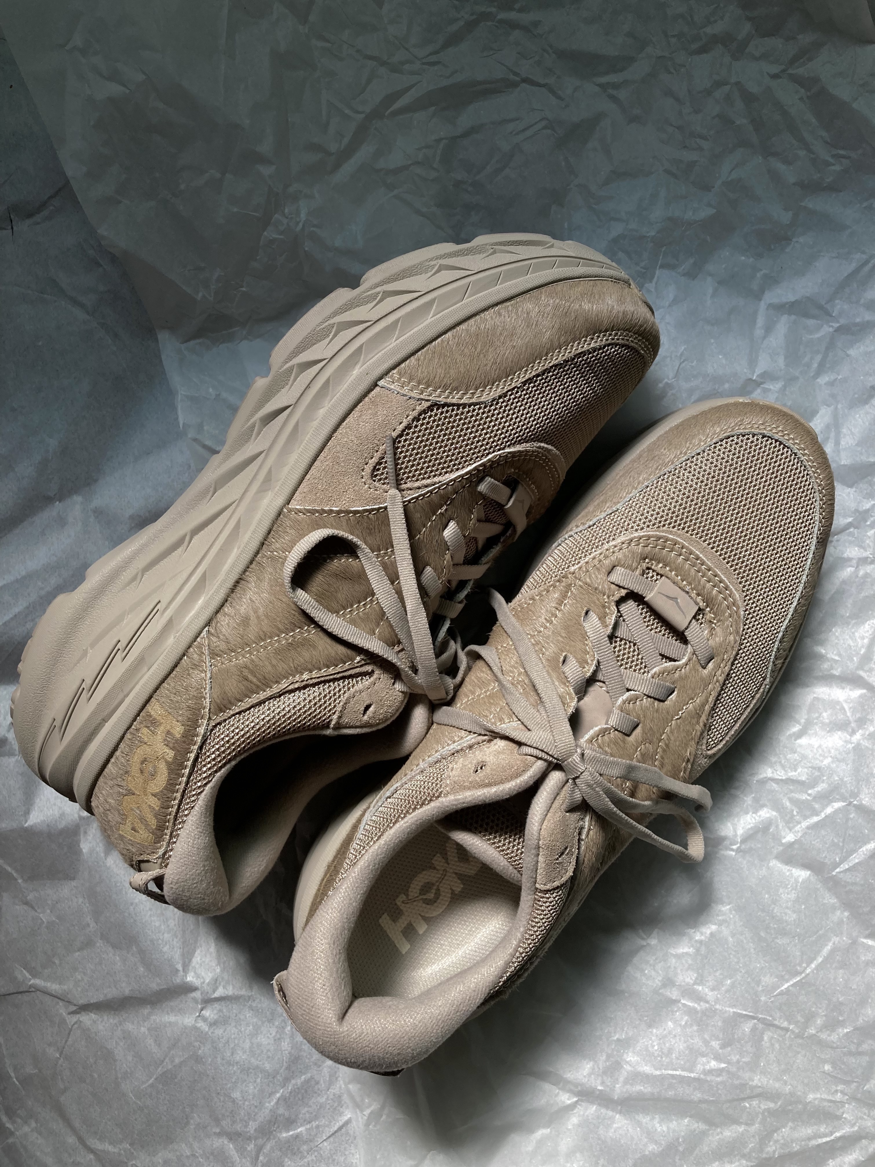 Hoka x Engineered Garments Bondi L Simply Taupe Cow Hair 착용 스타일