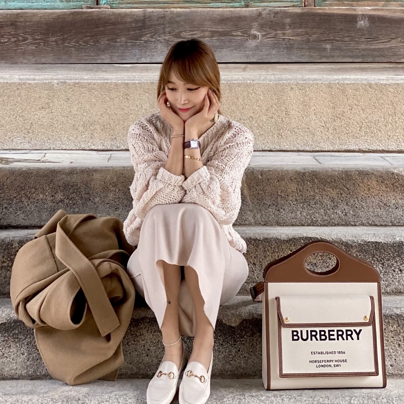 Burberry Mini Two-Tone Canvas and Leather Pocket Bag Natural Malt Brown 착용 스타일 - 3