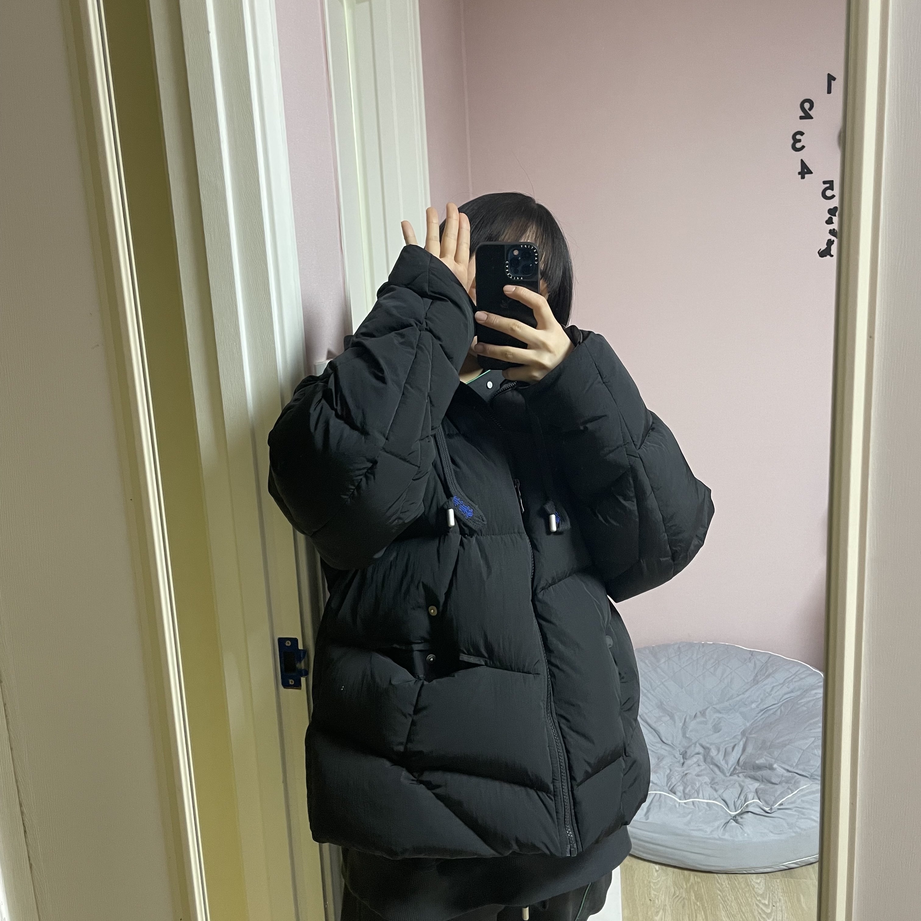 Zara x Ader Error Contrast Hooded Sweatshirt Black, Zara x Ader Error Jogger Pants Dark Anthracite Grey 착용 스타일 - 2