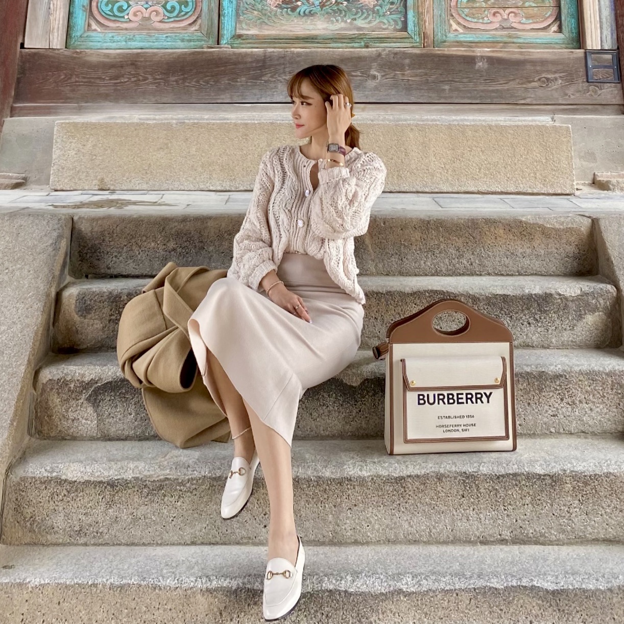 Burberry Mini Two-Tone Canvas and Leather Pocket Bag Natural Malt Brown 착용 스타일 - 2