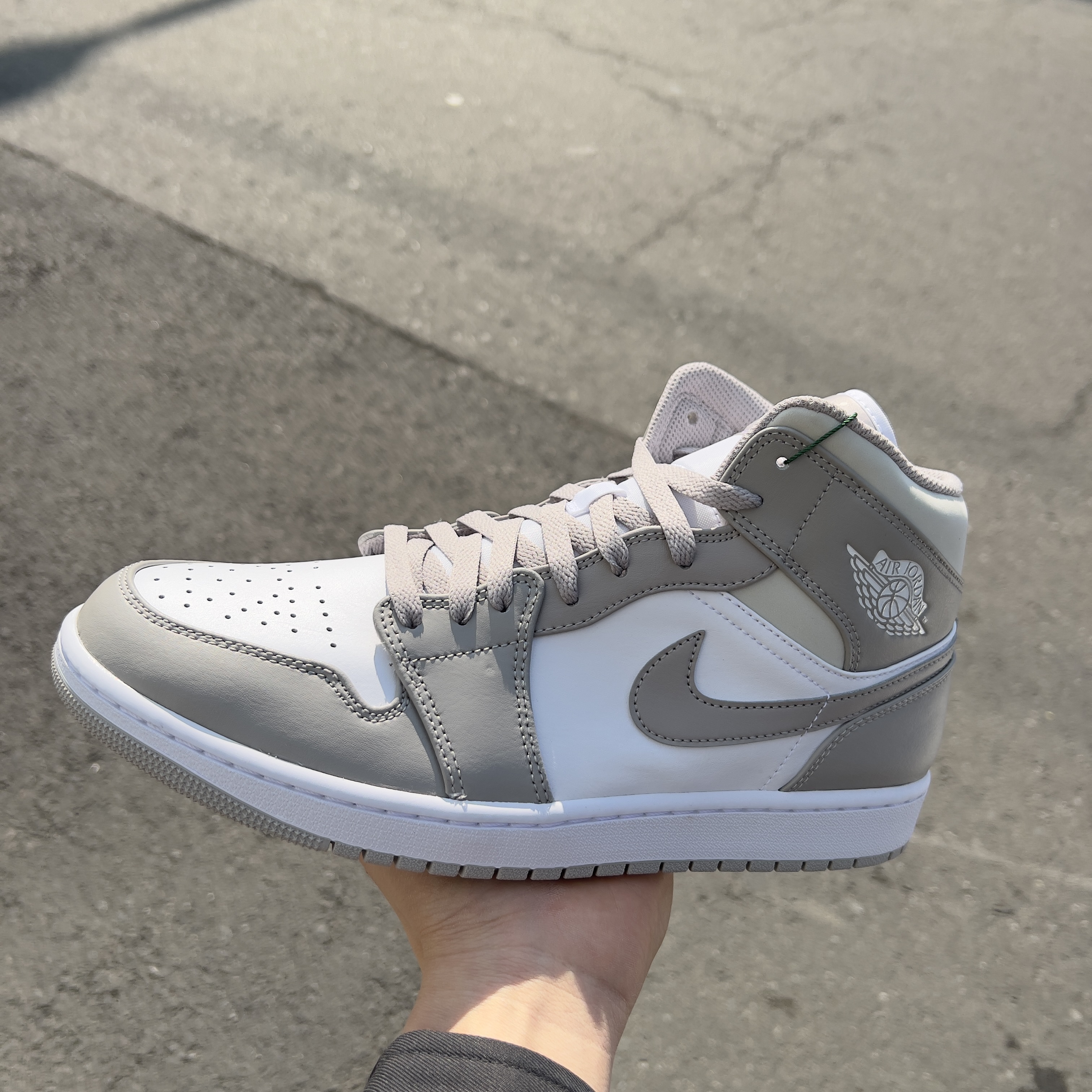 Jordan 1 Mid College Grey 착용 스타일