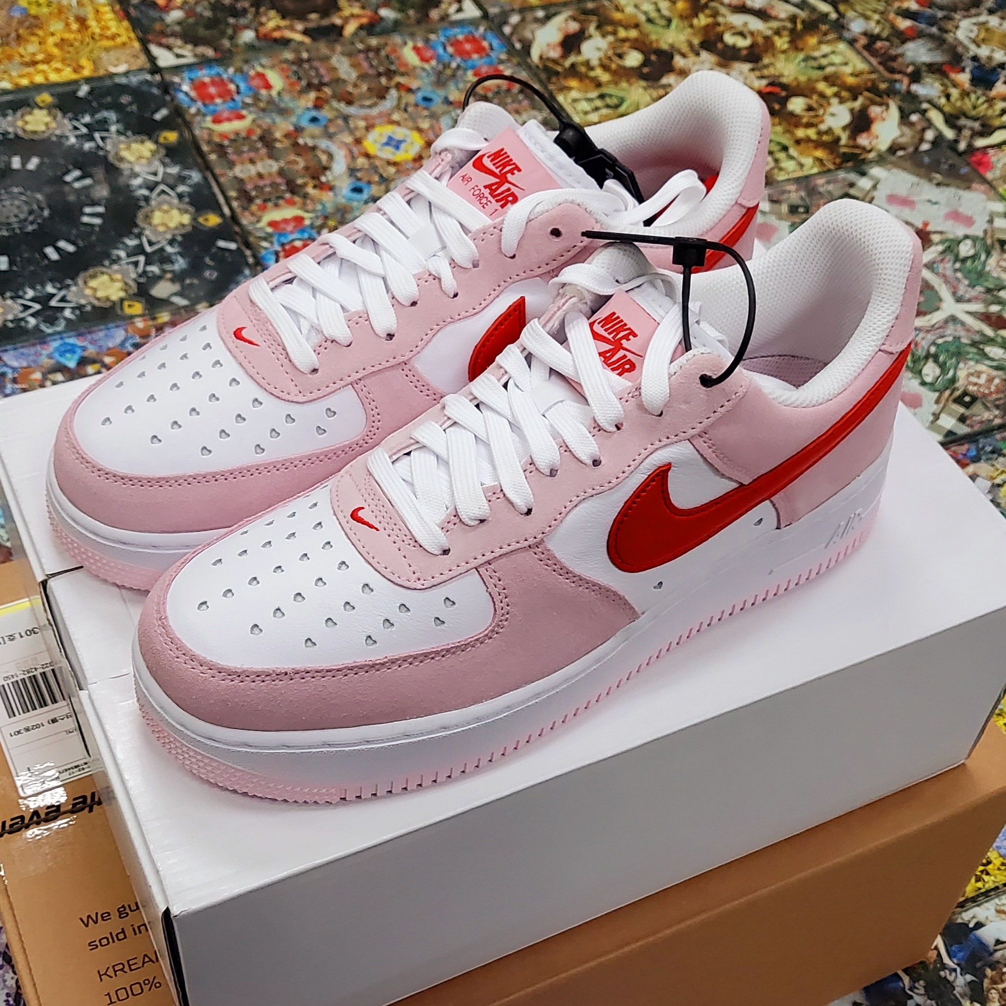 Nike Air Force 1 '07 QS Valentine's Day 착용 스타일 - 4