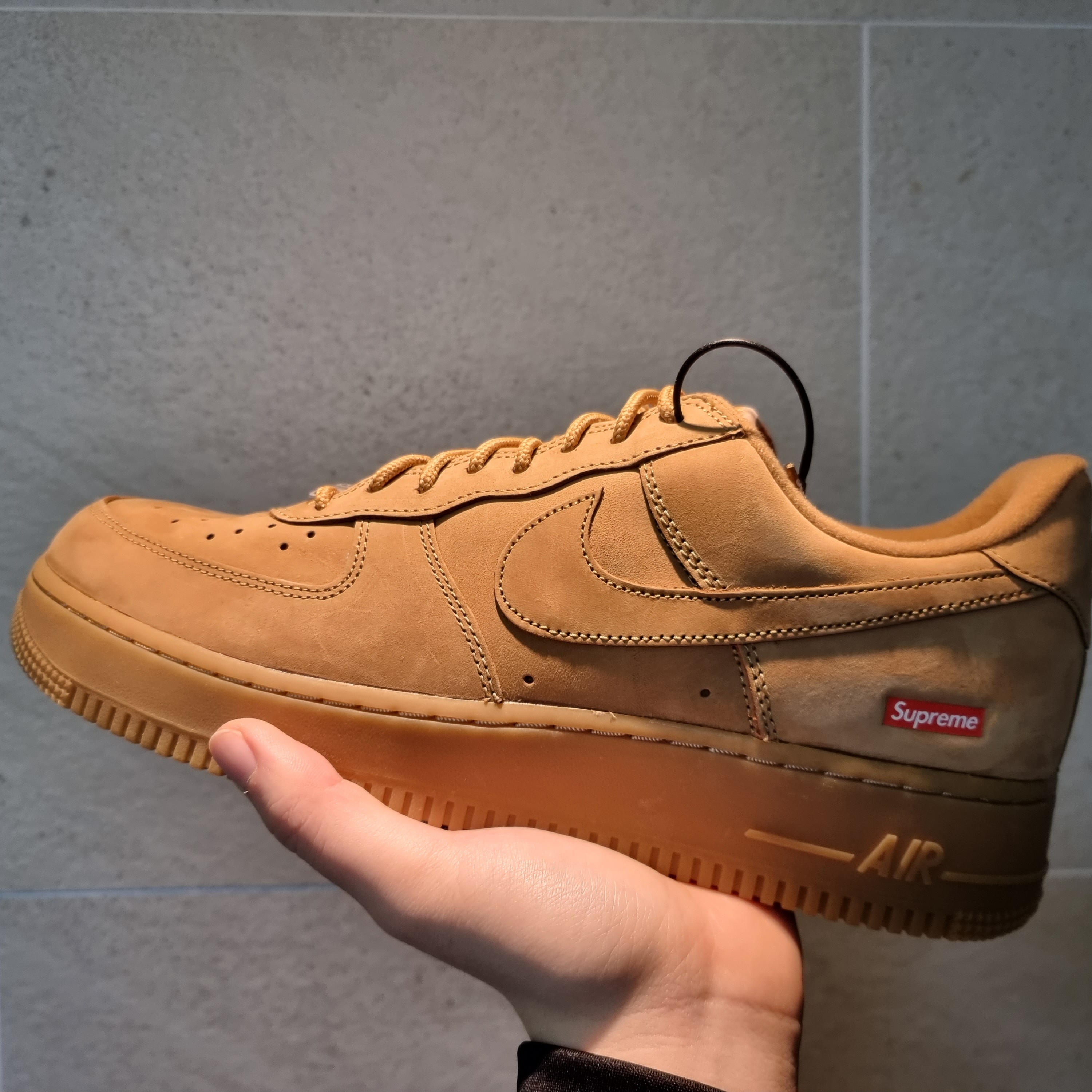 Nike x Supreme Air Force 1 Low Flax 착용 스타일 - 1