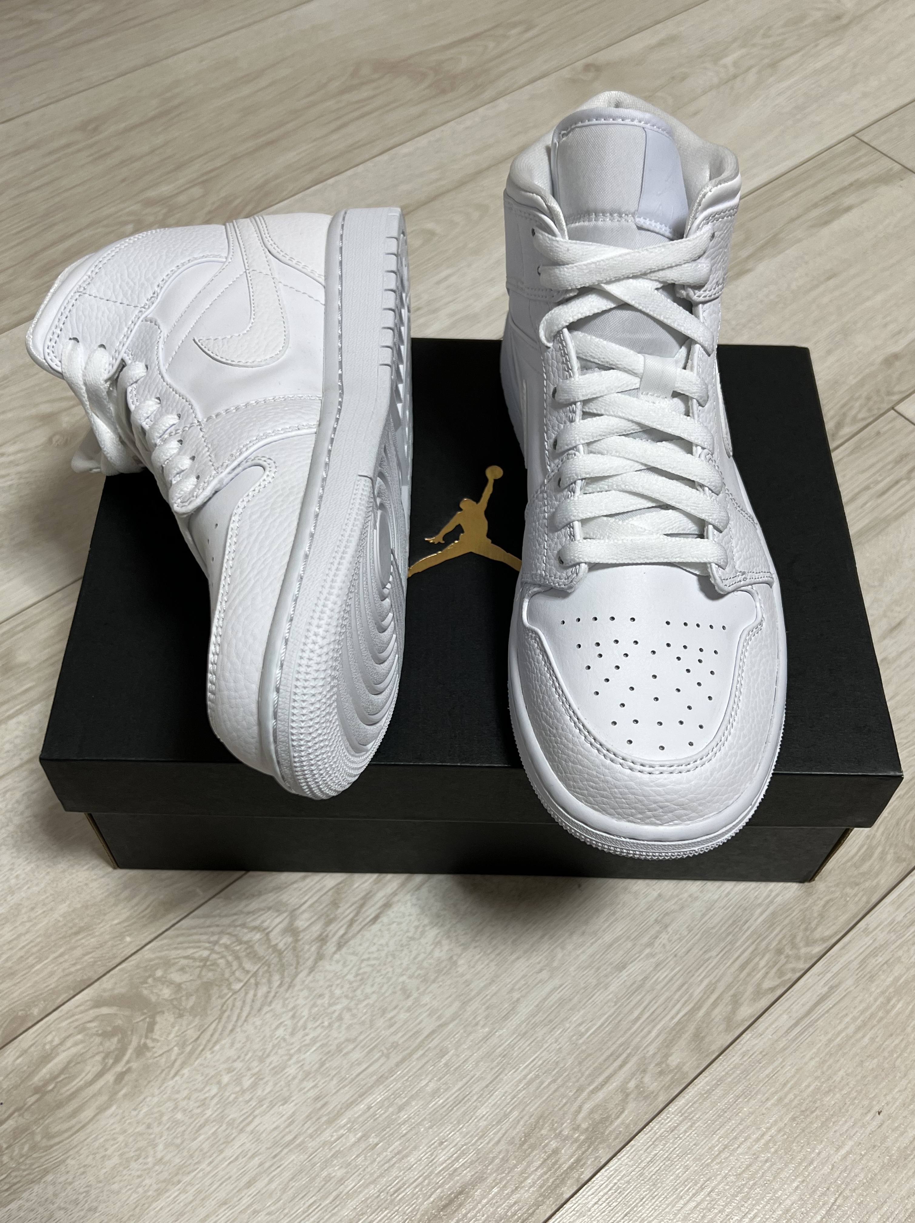 Jordan 1 Mid Triple White 착용 스타일 - 2