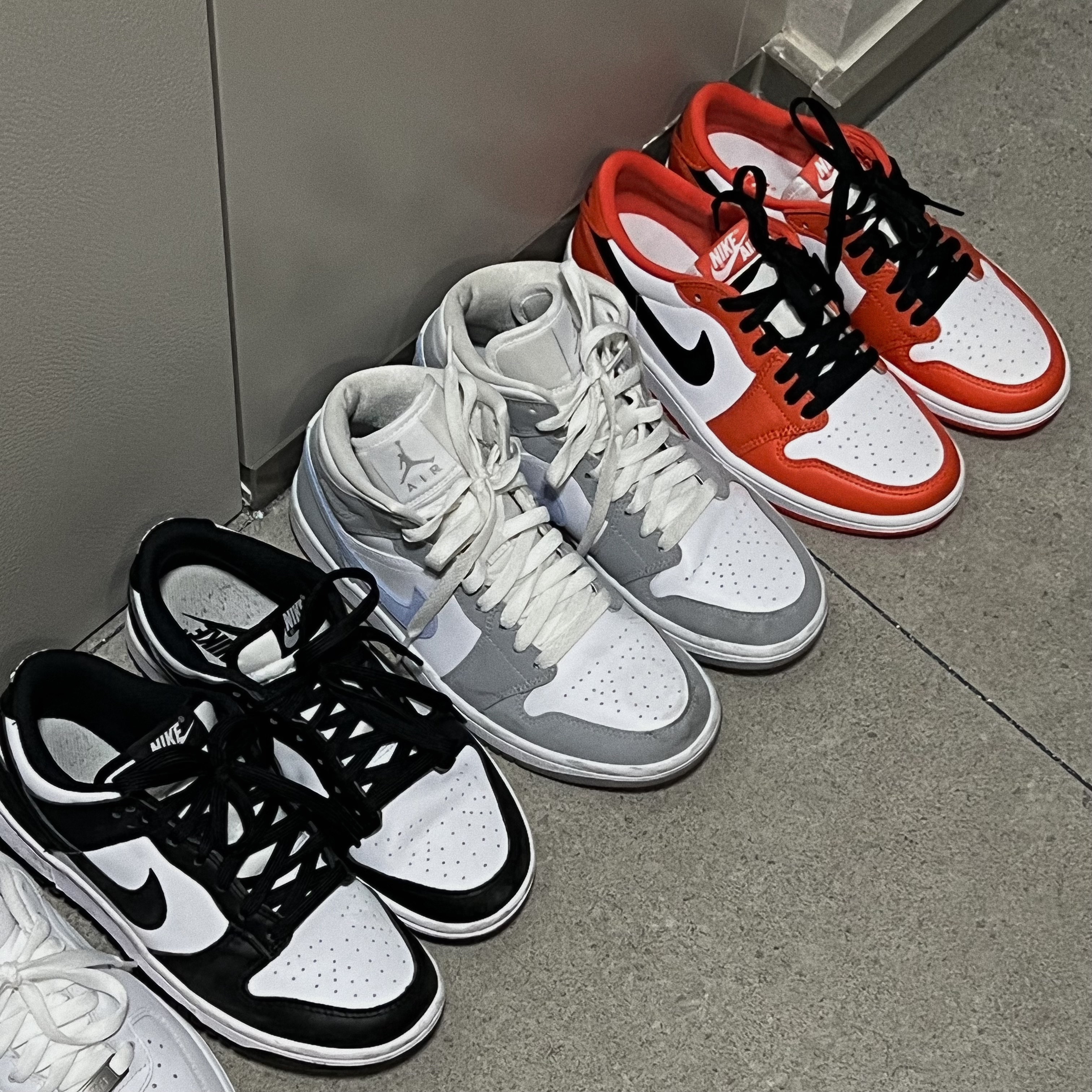 (W) Nike Dunk Low Black, (W) Jordan 1 Mid Wolf Grey 착용 스타일