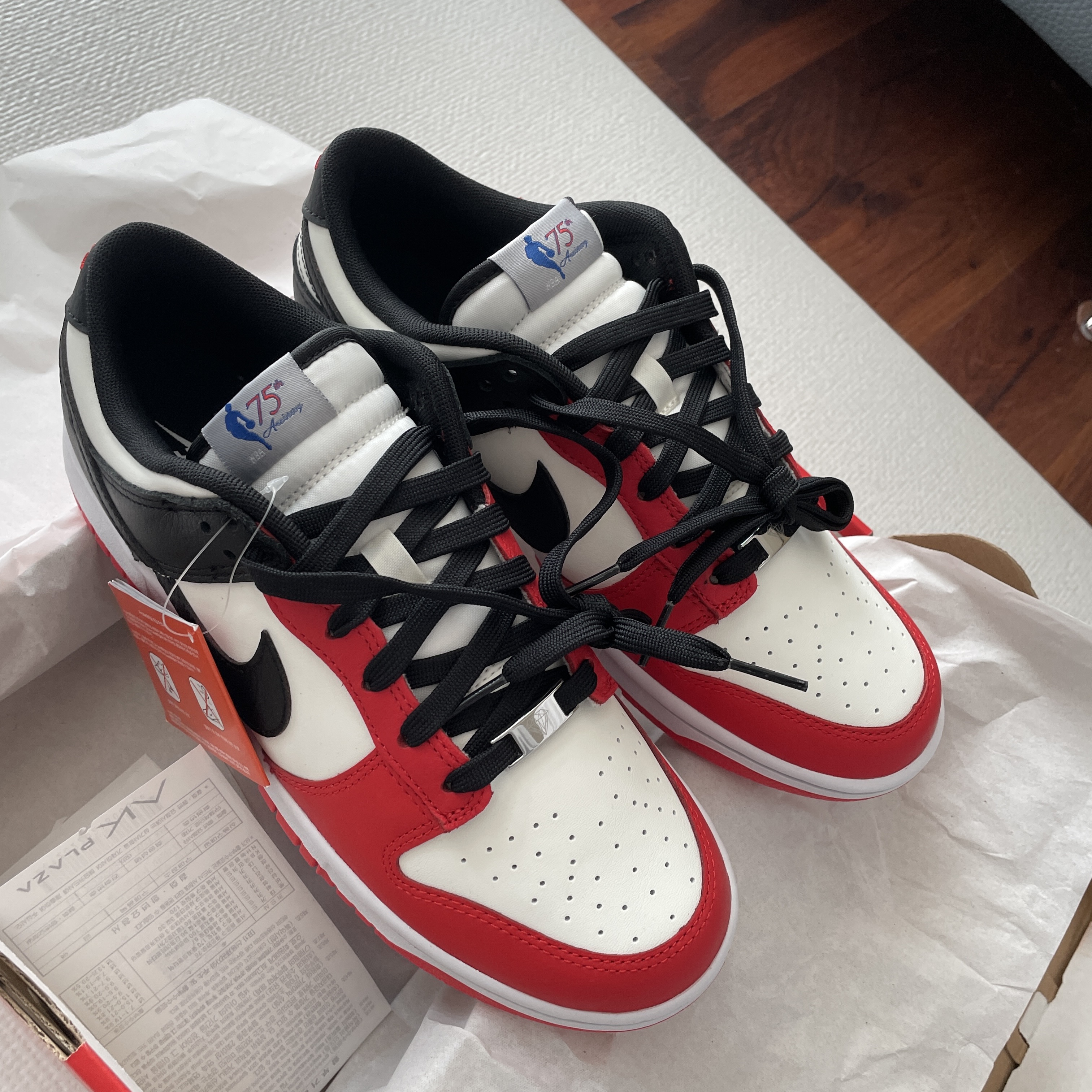 Nike x NBA Dunk Low Retro EMB Black and Chile Red 착용 스타일 - 3