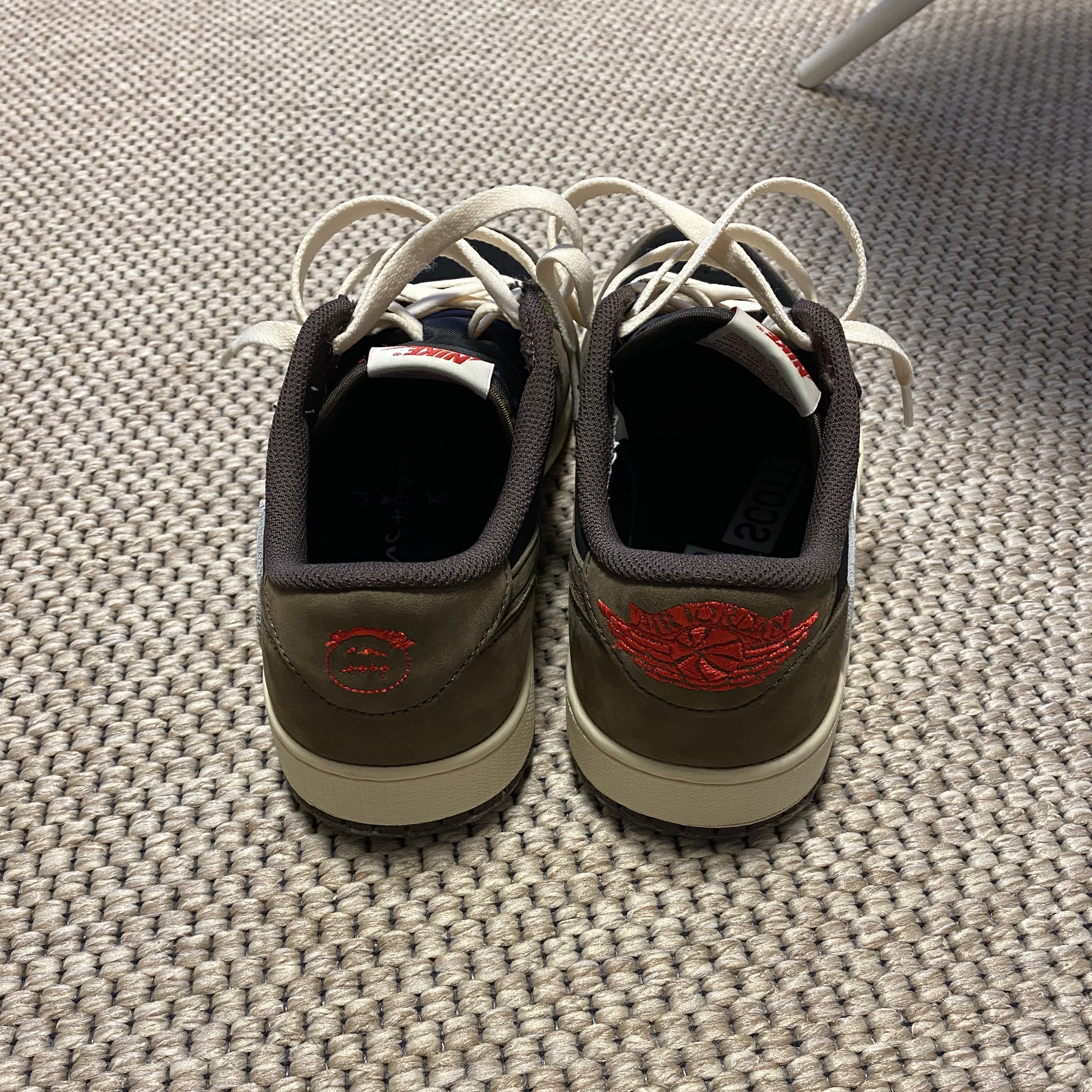 Jordan 1 x Travis Scott Retro Low OG SP Mocha 착용 스타일 - 2