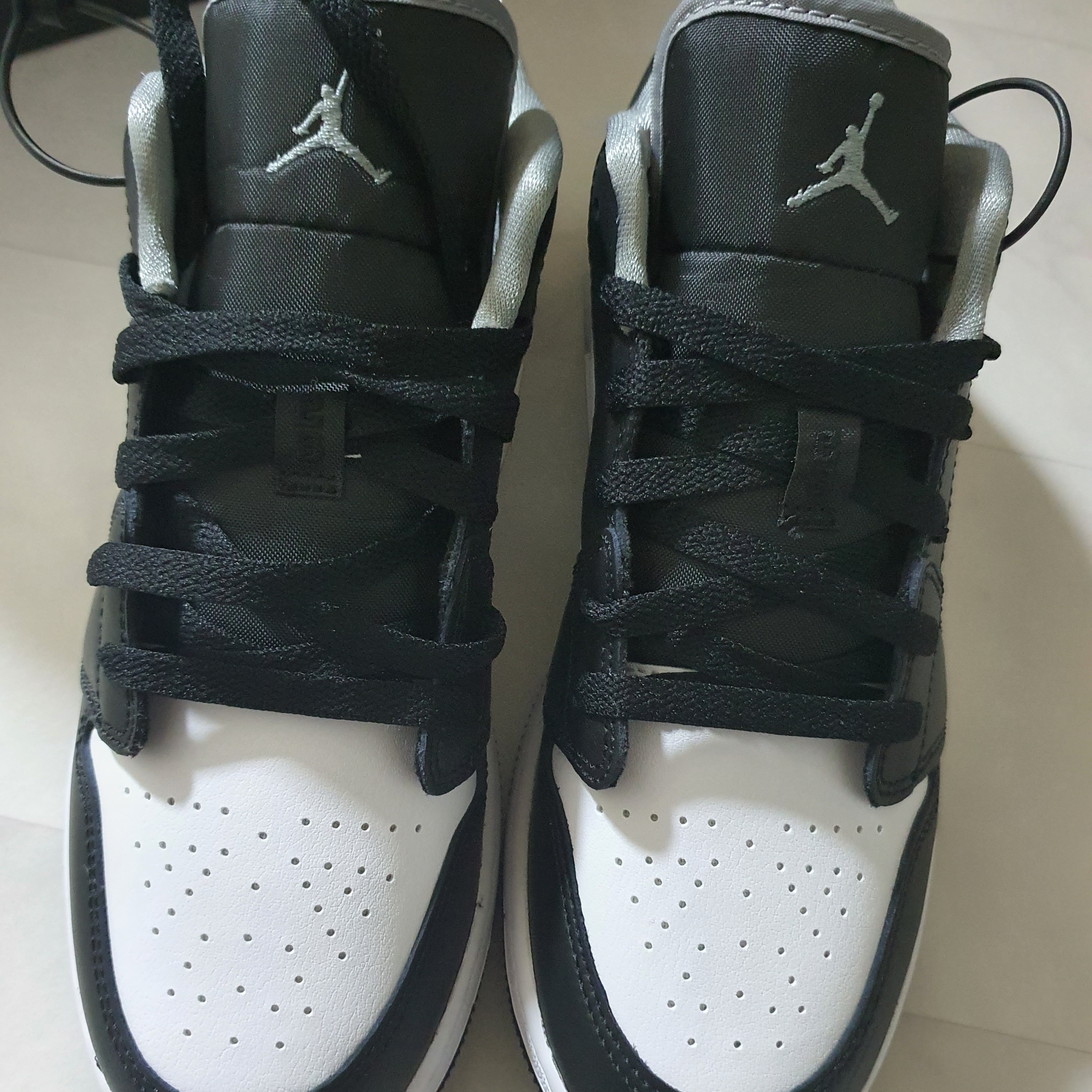 (GS) Jordan 1 Low Black Particle Grey 착용 스타일 - 2