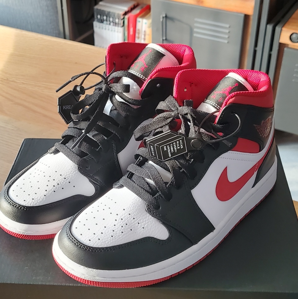 Jordan 1 Mid Gym Red Black White 착용 스타일
