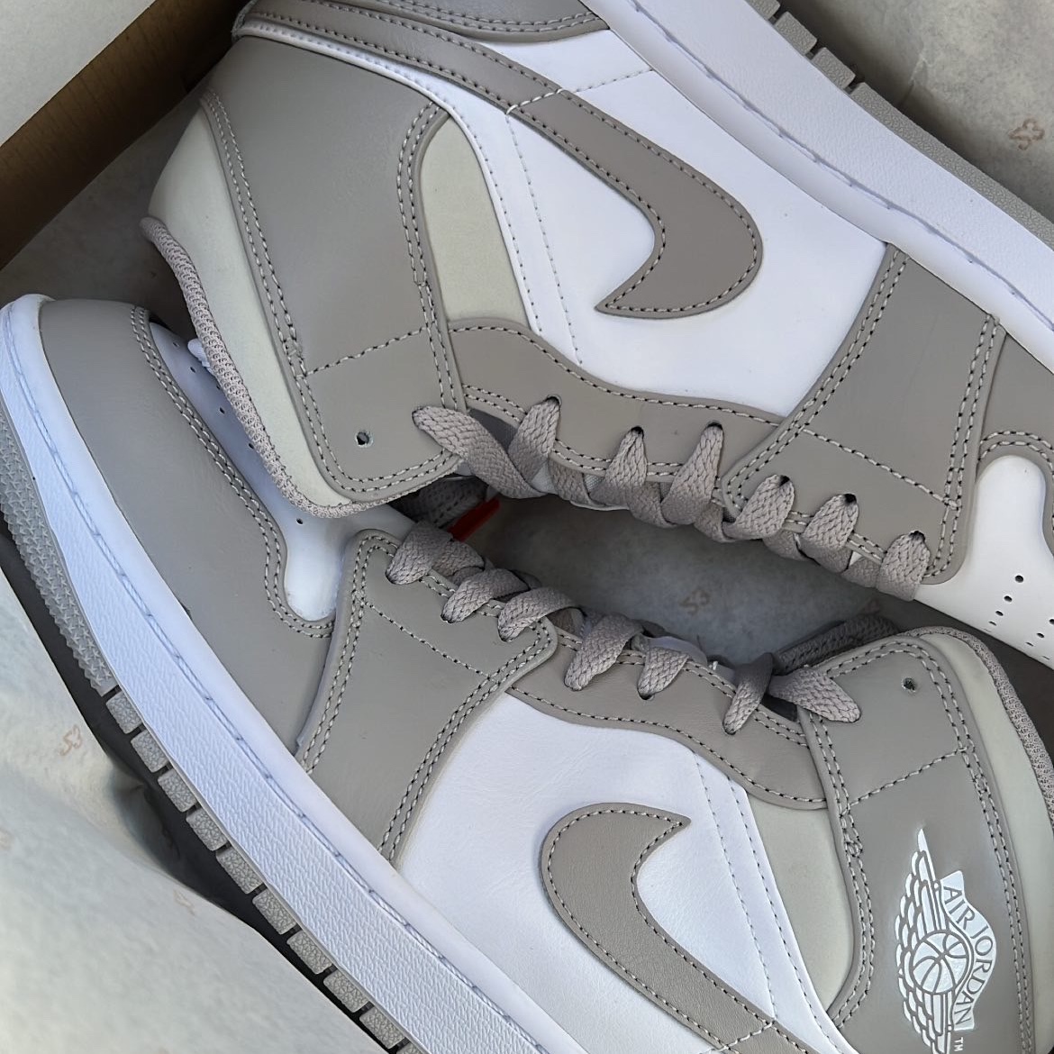 Jordan 1 Mid College Grey 착용 스타일