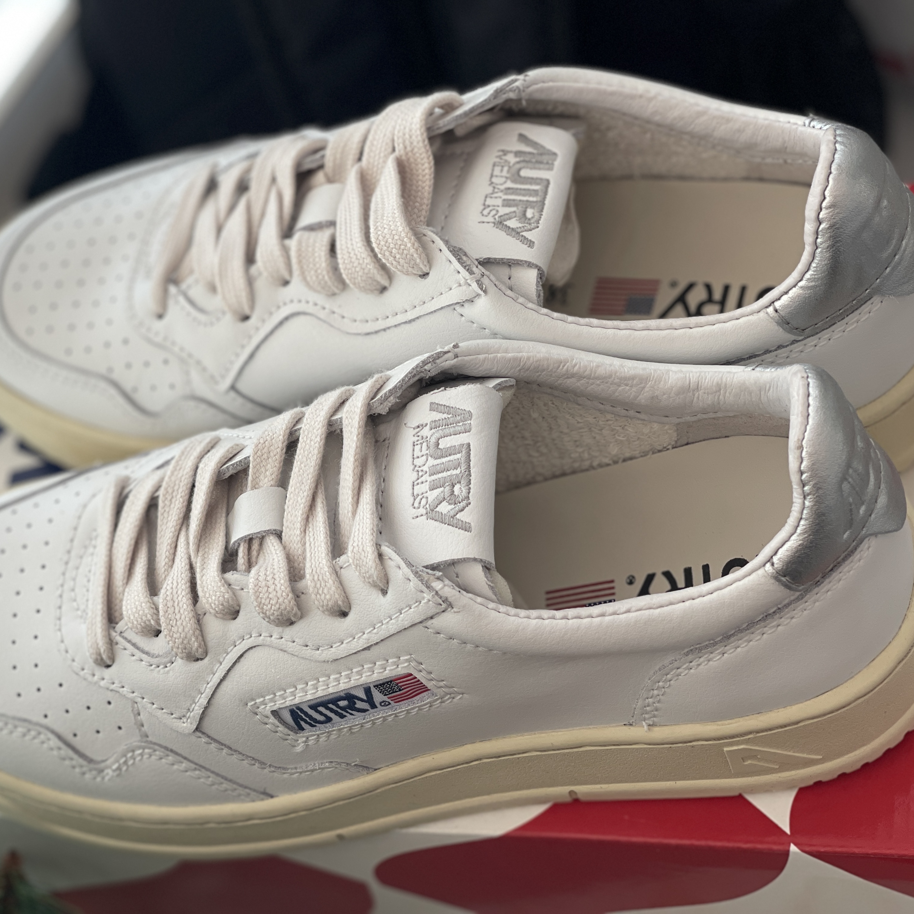 (W) Autry Medalist Low Leather Sneakers White Silver 착용 스타일 - 2