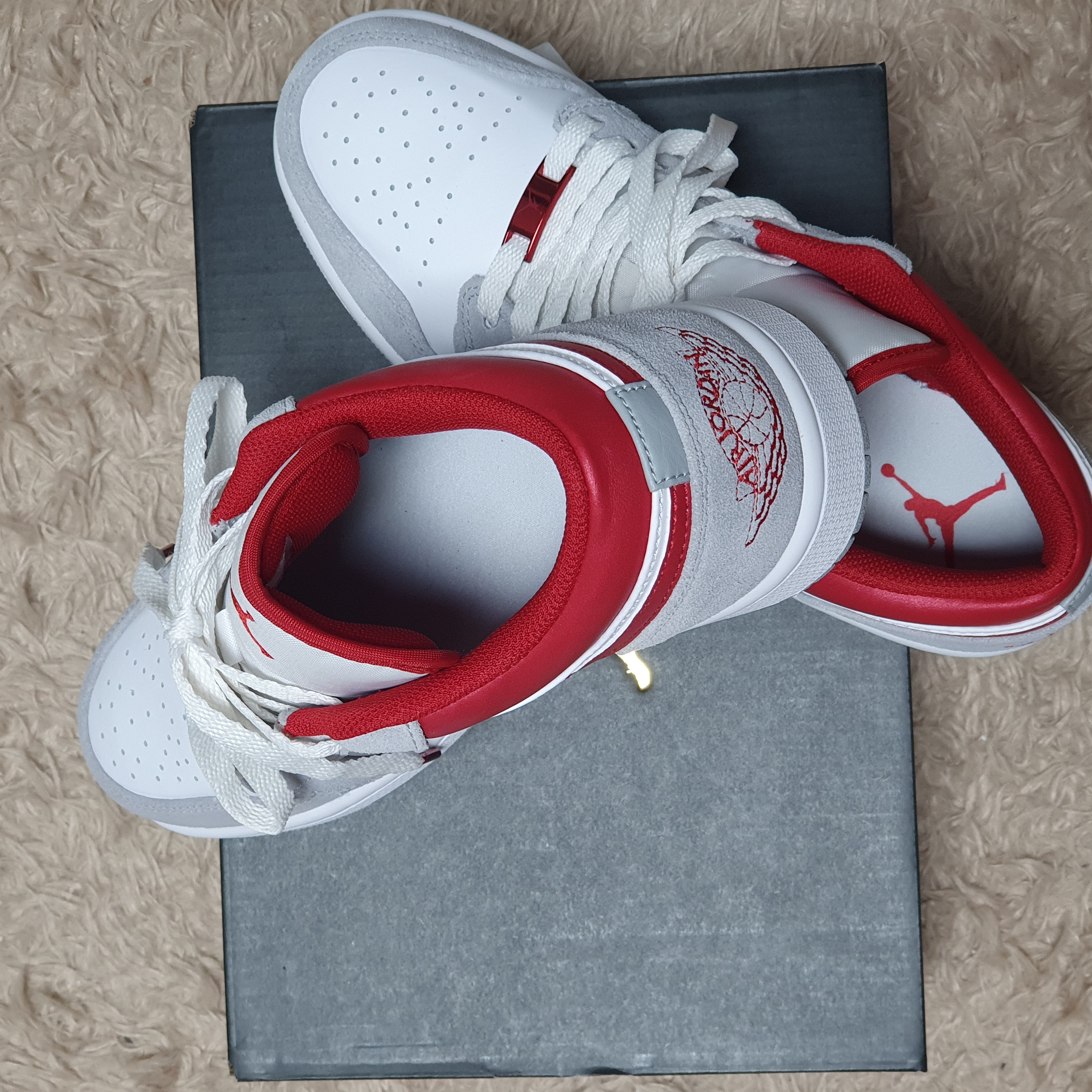 Jordan 1 Low SE Light Smoke Grey Gym Red 착용 스타일 - 2