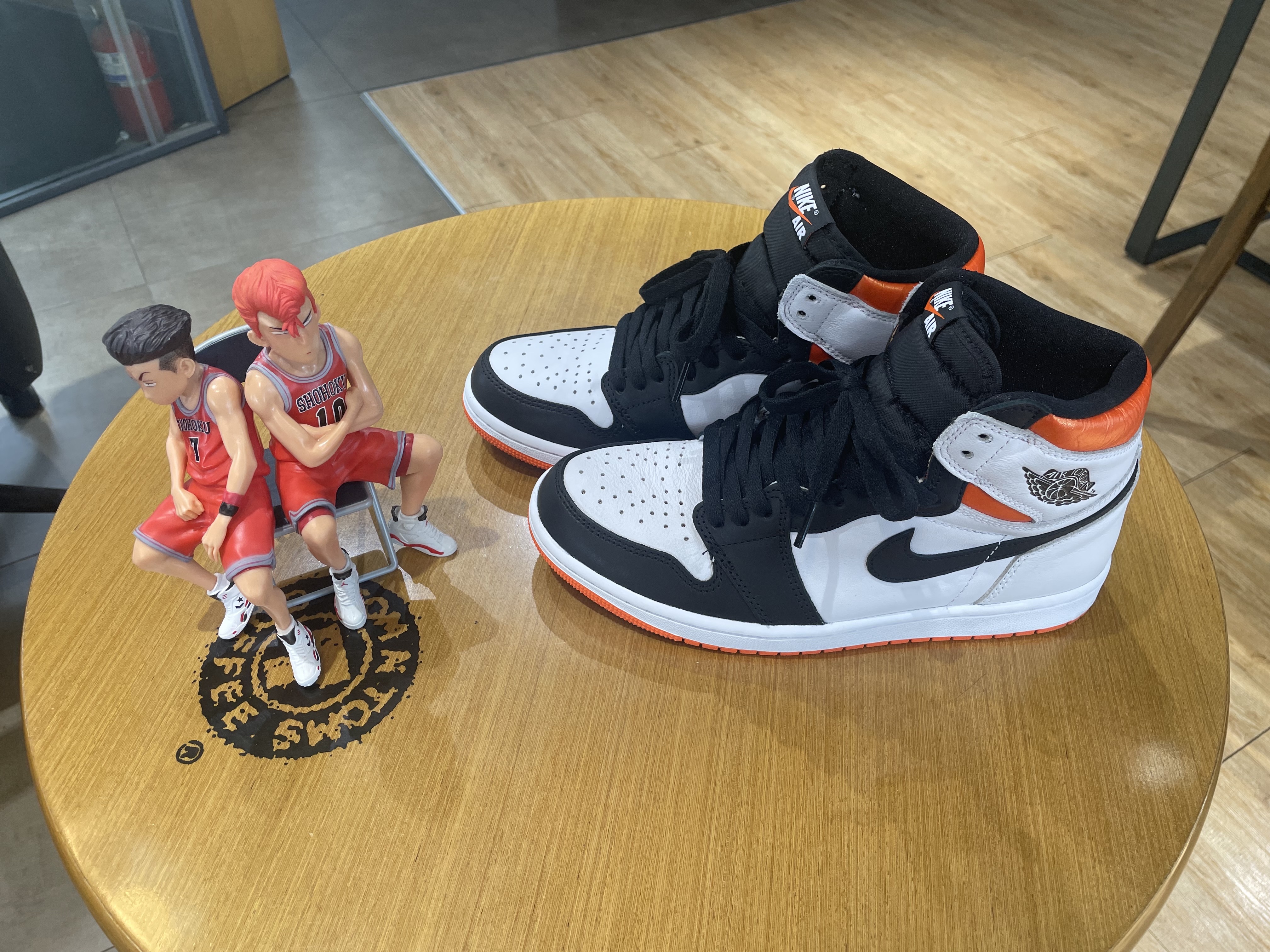 Jordan 1 Retro High OG Electro Orange 착용 스타일