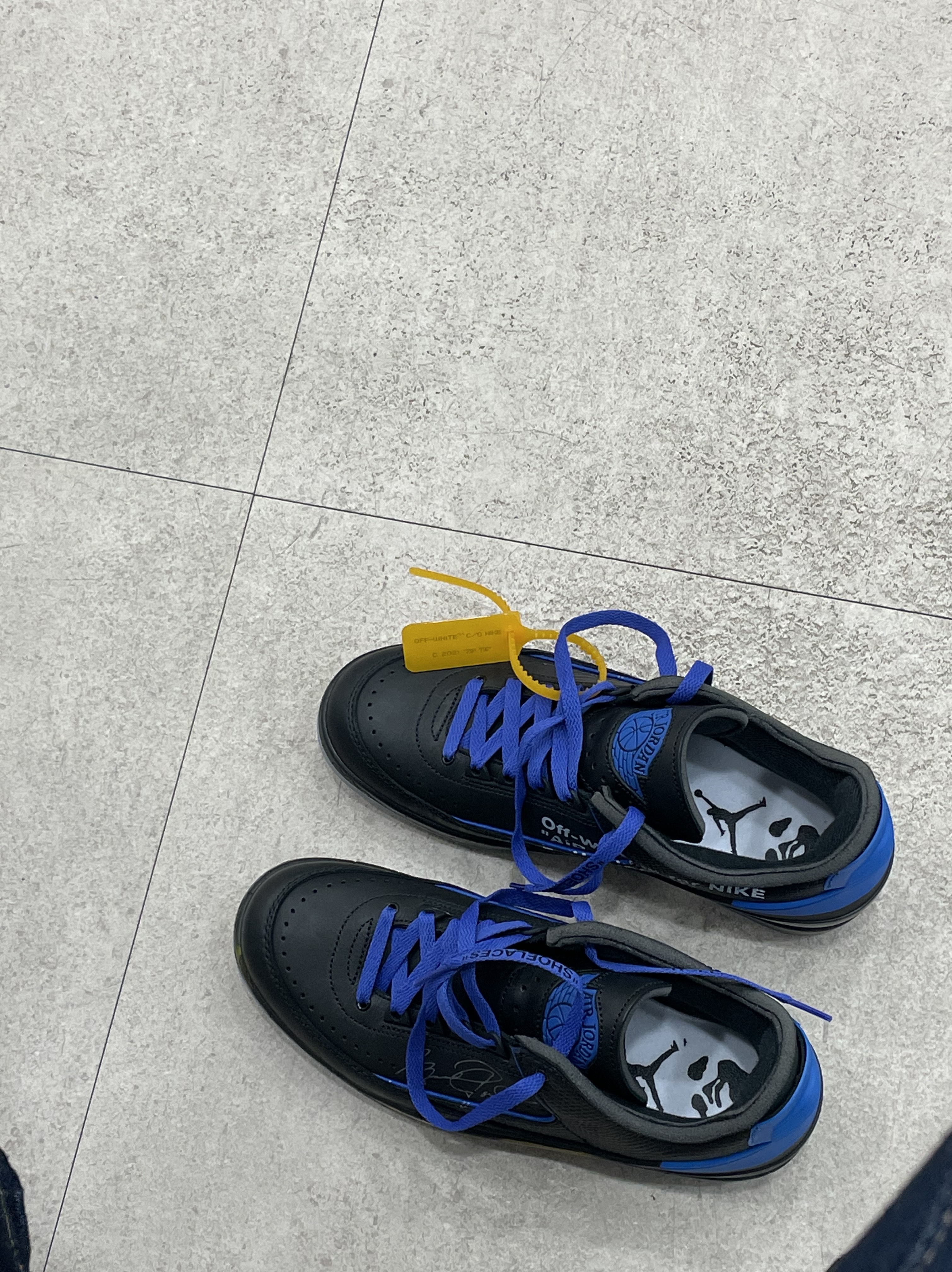 Jordan 2 x Off-White Retro Low SP Black and Varsity Royal 착용 스타일 - 4