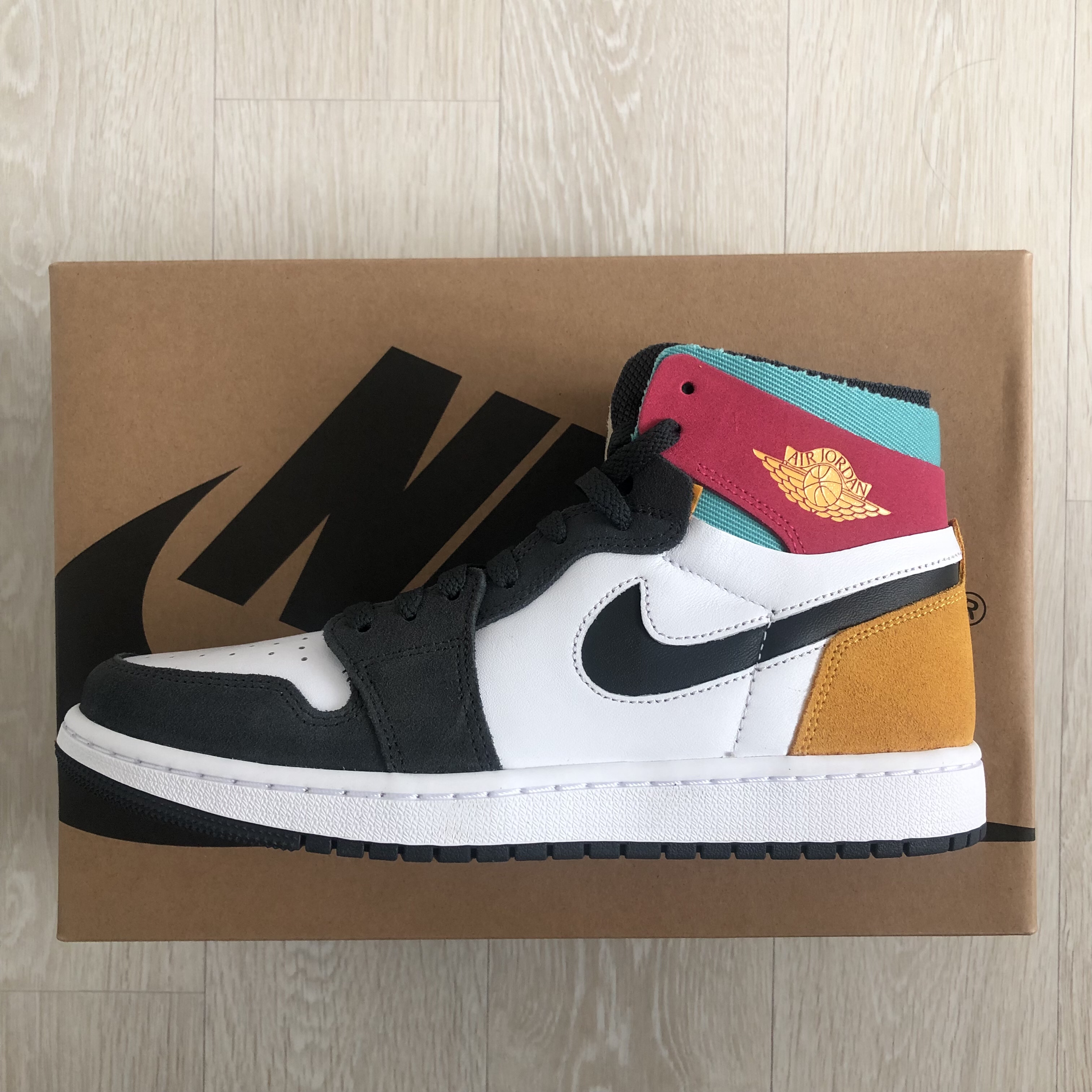 Jordan 1 Zoom Air CMFT Anthracite Pink Gold 착용 스타일 - 1
