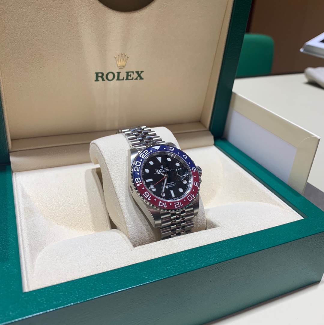 Rolex GMT-Master II 40mm 126710BLRO Black Jubilee 착용 스타일 - 1