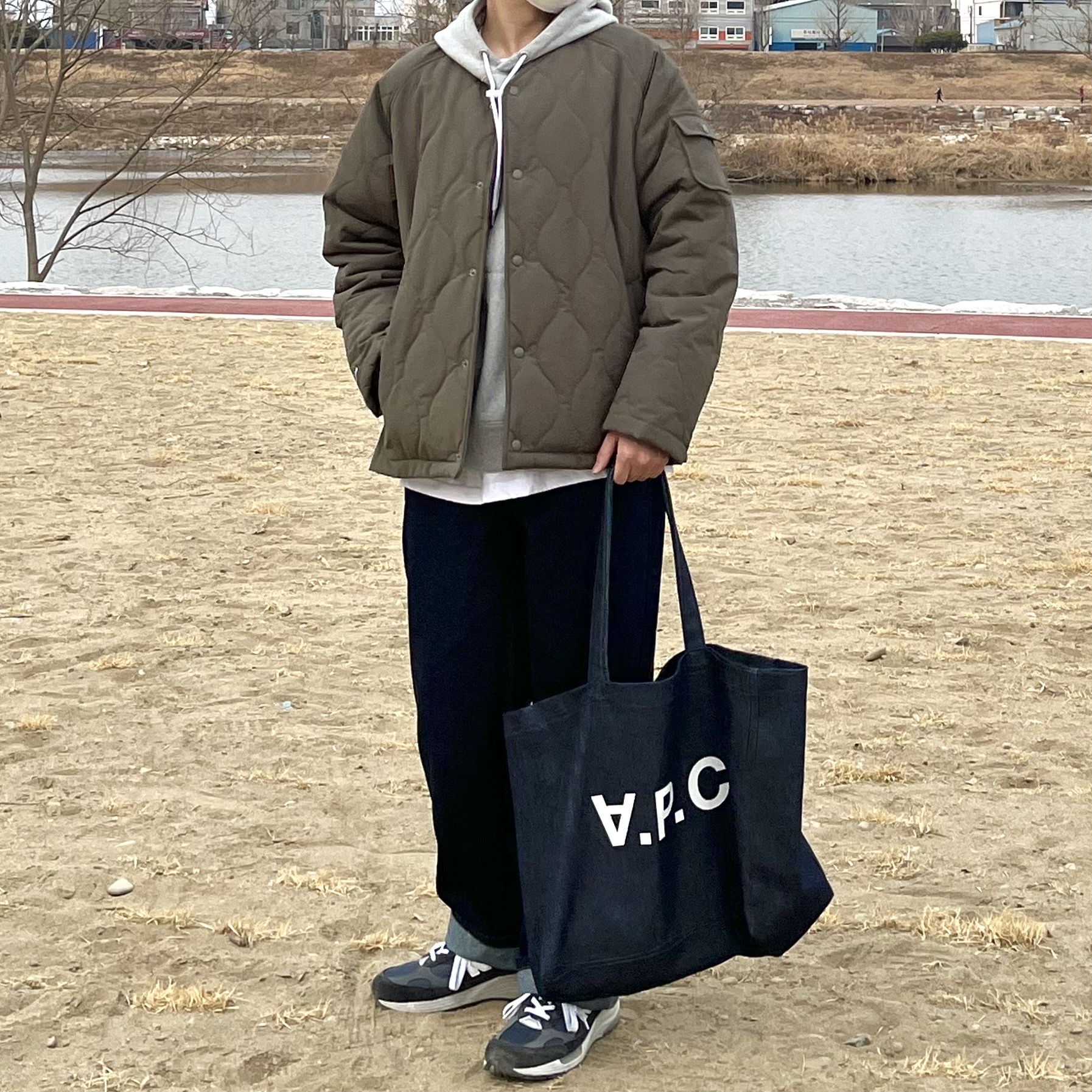 A.P.C. Daniela Shopping Bag Indigo, New Balance 992 Made in USA Navy 착용 스타일 - 2