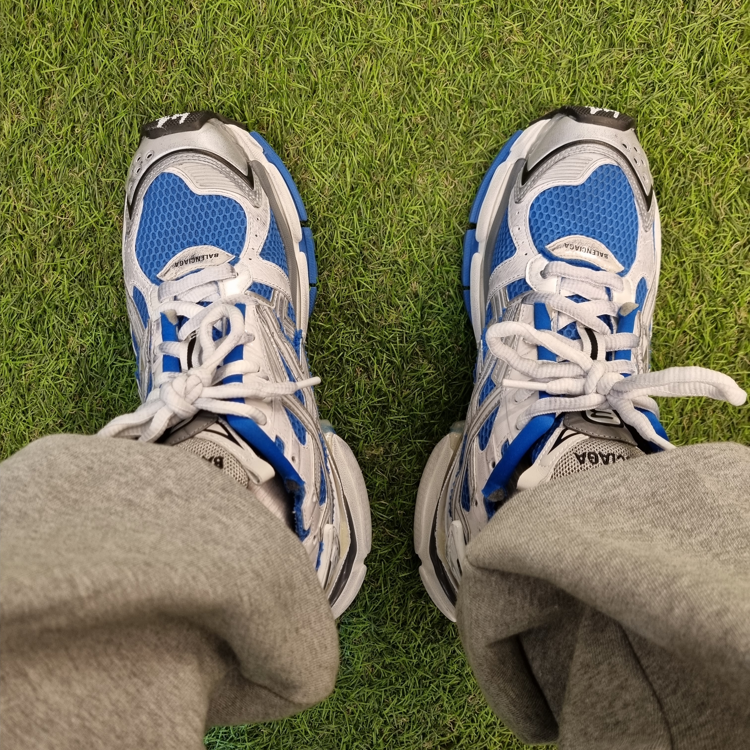 Balenciaga Runner Sneakers Blue White, Yeezy Gap Round Jacket Black 착용 스타일 - 3