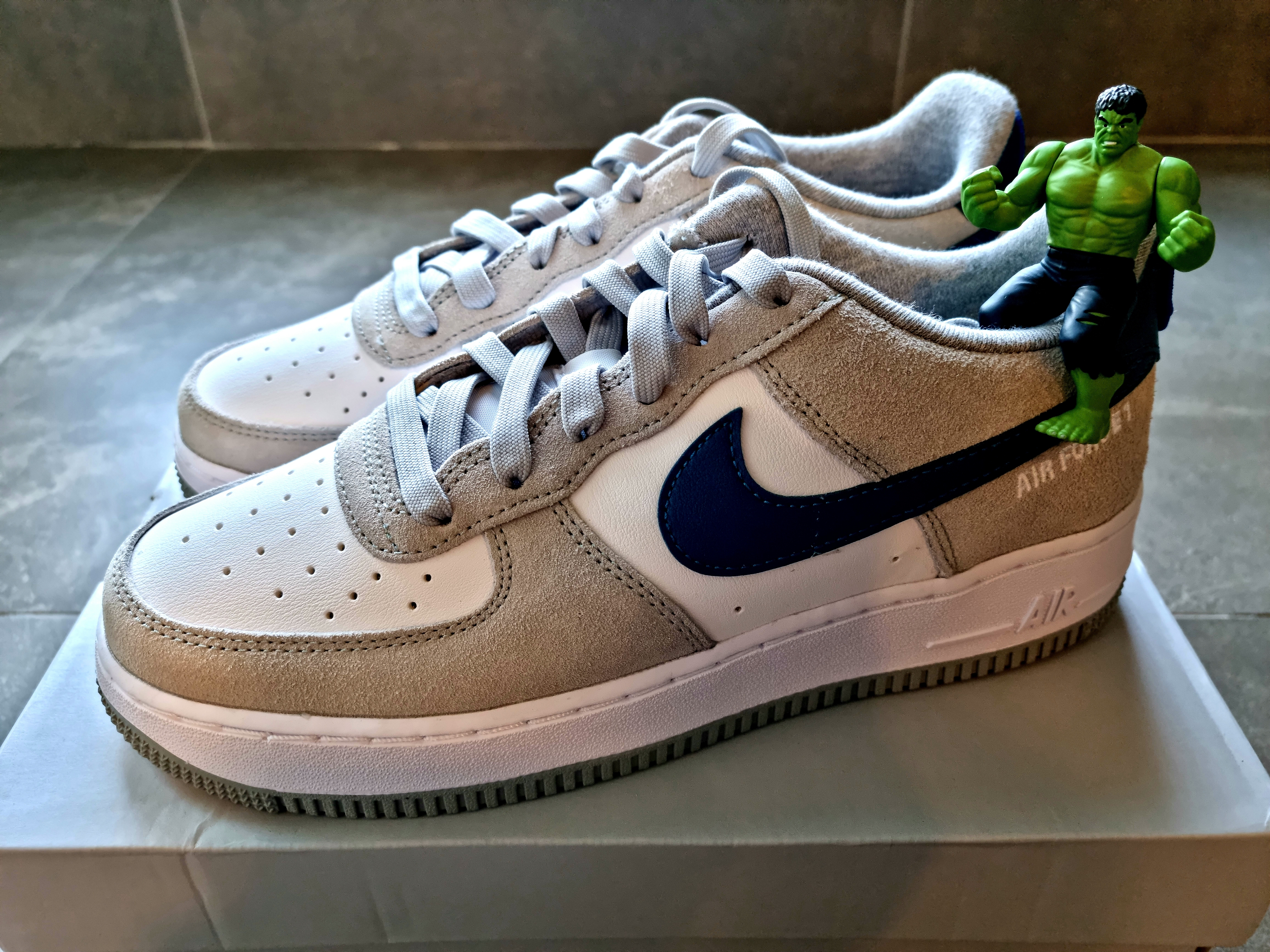 (GS) Nike Air Force 1 LV8 Athletic Club Light Smoke Grey Marina 착용 스타일 - 2