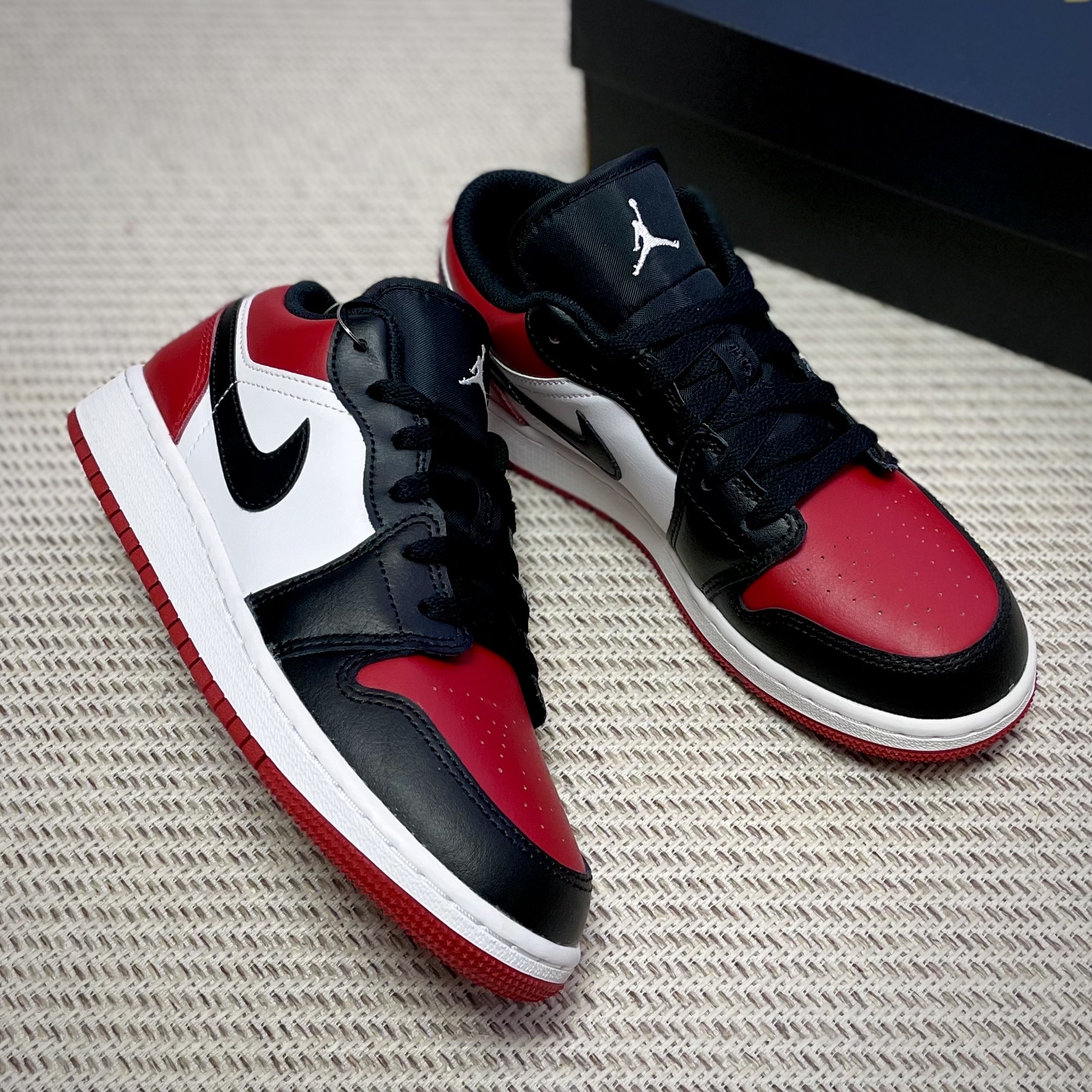 Jordan 1 Low Bred Toe, (GS) Jordan 1 Low Bred Toe 착용 스타일 - 1