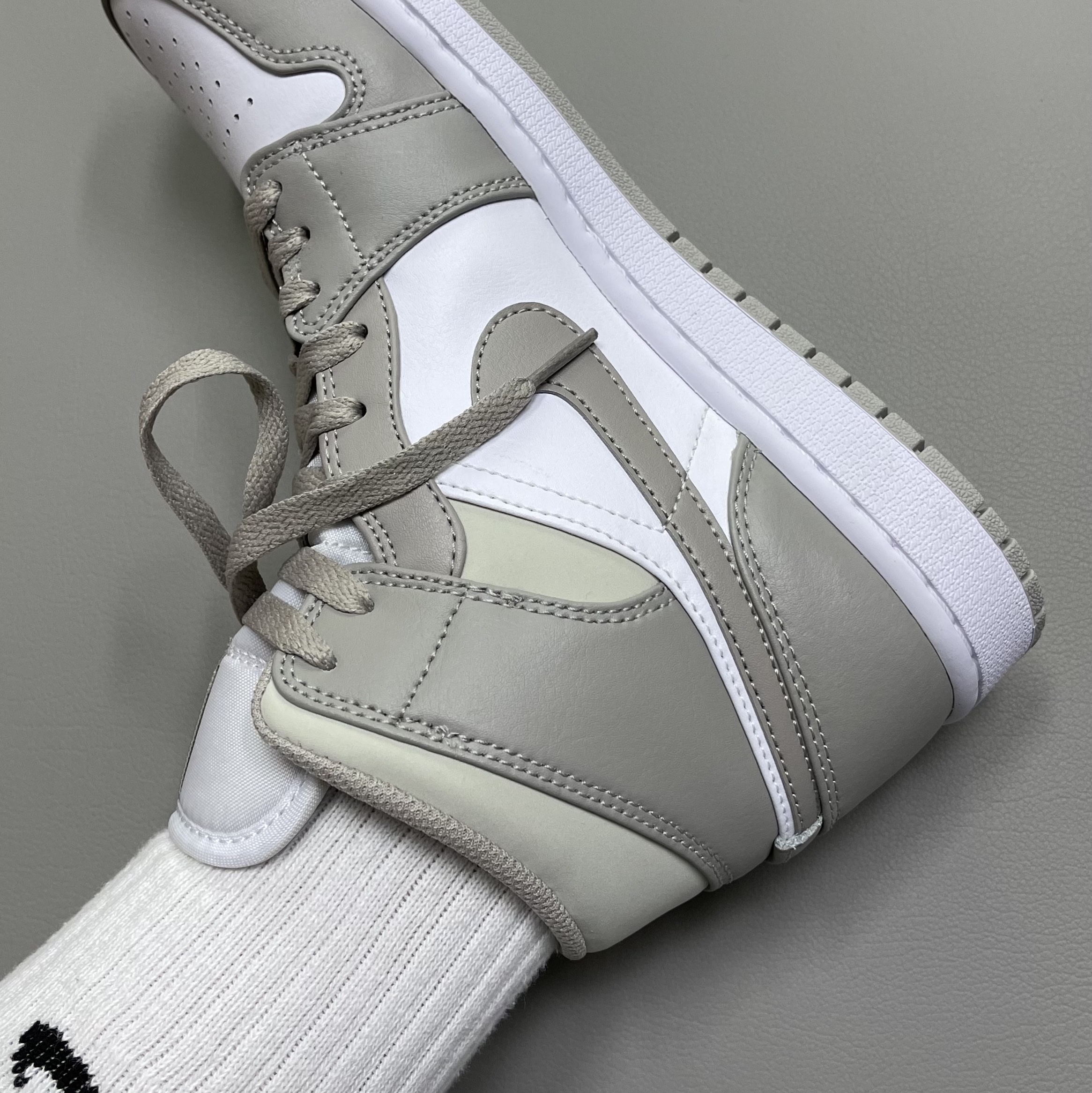 Jordan 1 Mid College Grey 착용 스타일
