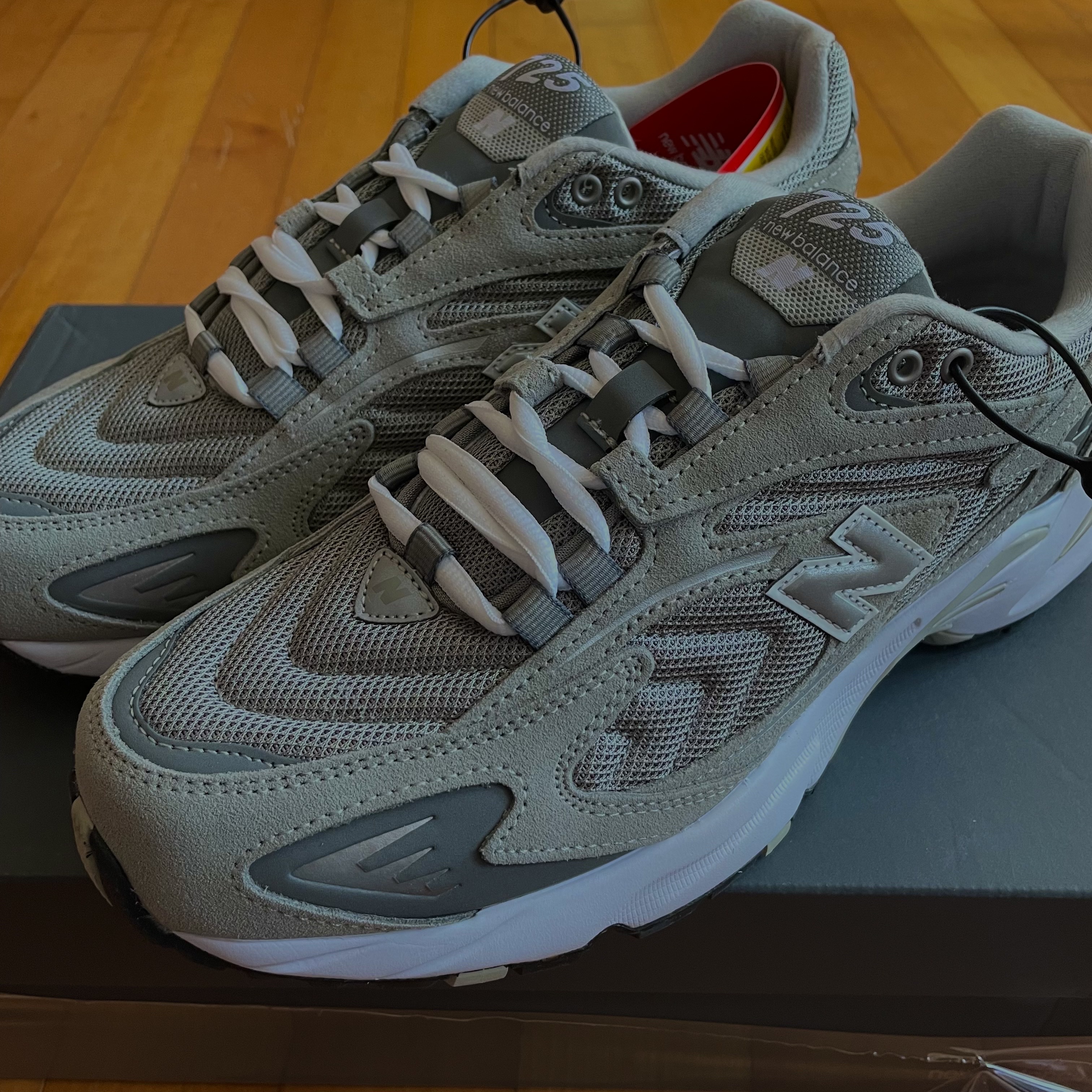 New Balance 725 Grey 착용 스타일 - 3