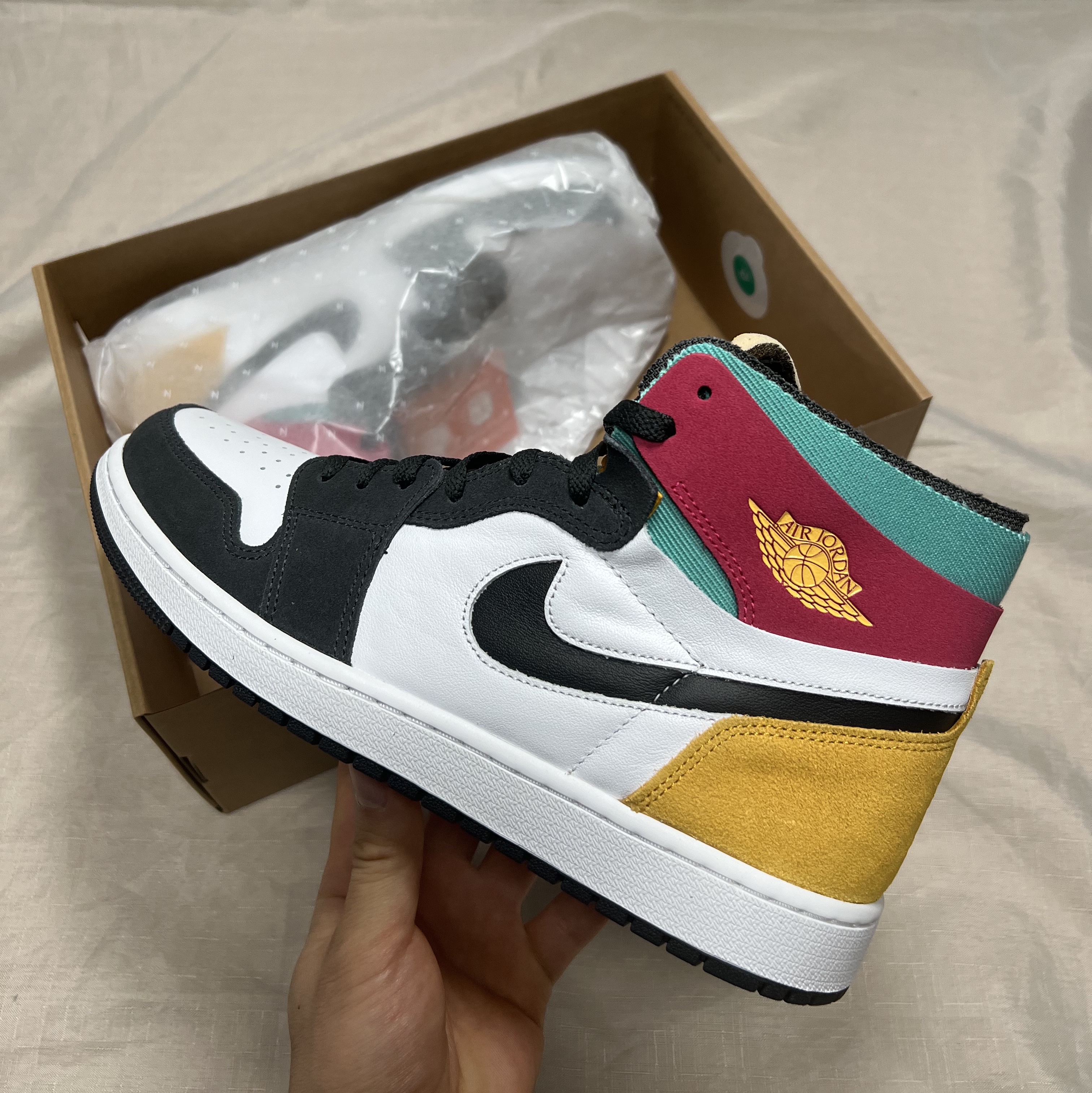Jordan 1 Zoom Air CMFT Anthracite Pink Gold 착용 스타일