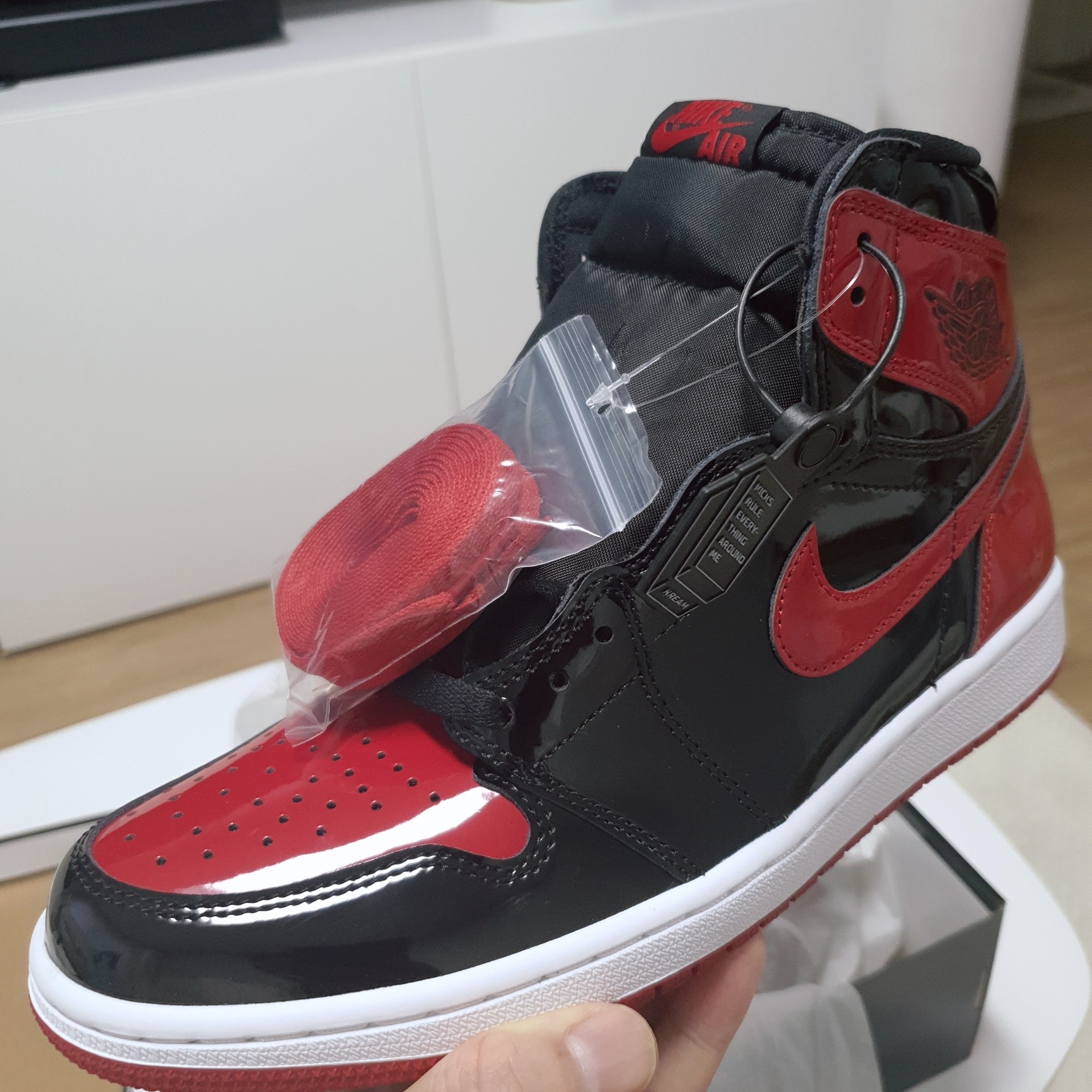 Jordan 1 Retro High OG Patent Bred 착용 스타일 - 1