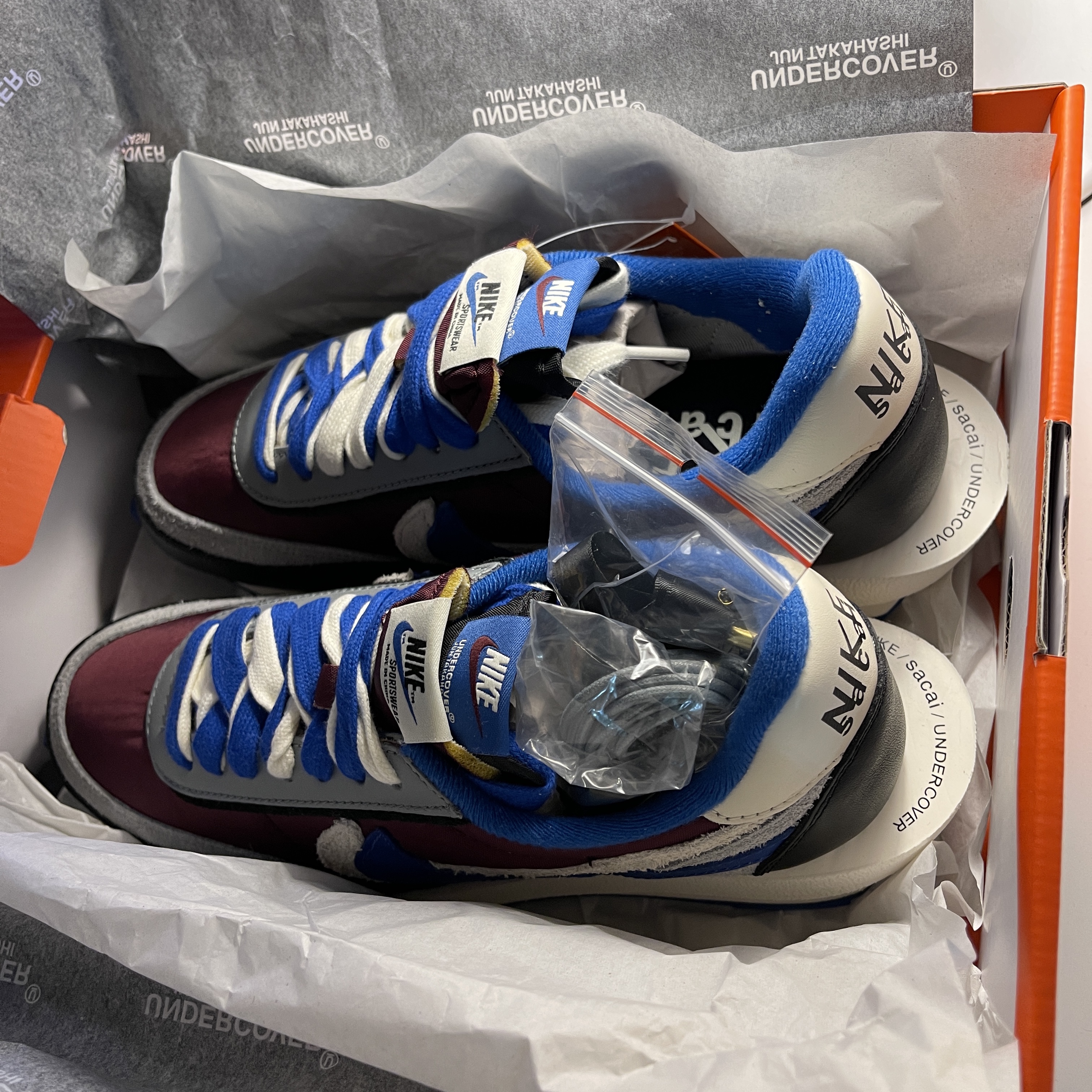 Nike x Sacai x Undercover LDWaffle Night Maroon Team Royal 착용 스타일 - 2