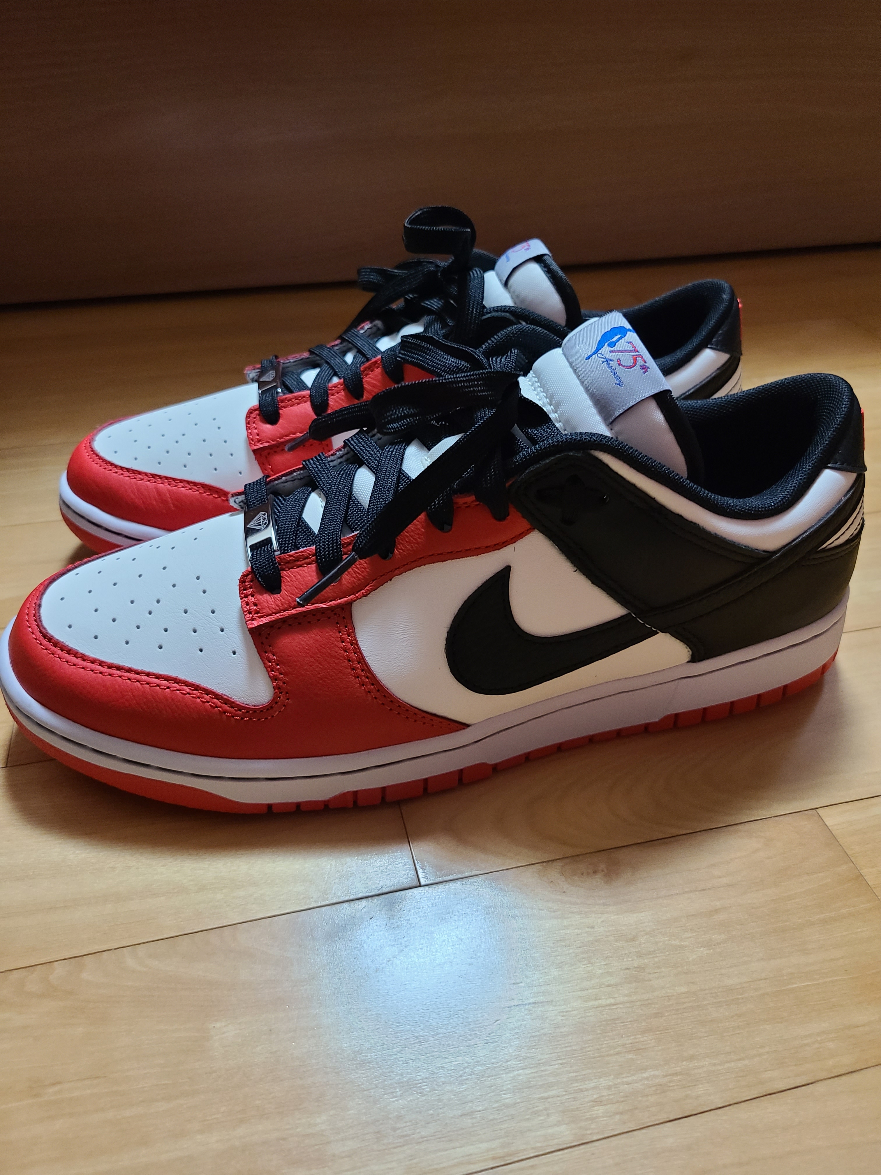 Nike x NBA Dunk Low Retro EMB Black and Chile Red 착용 스타일