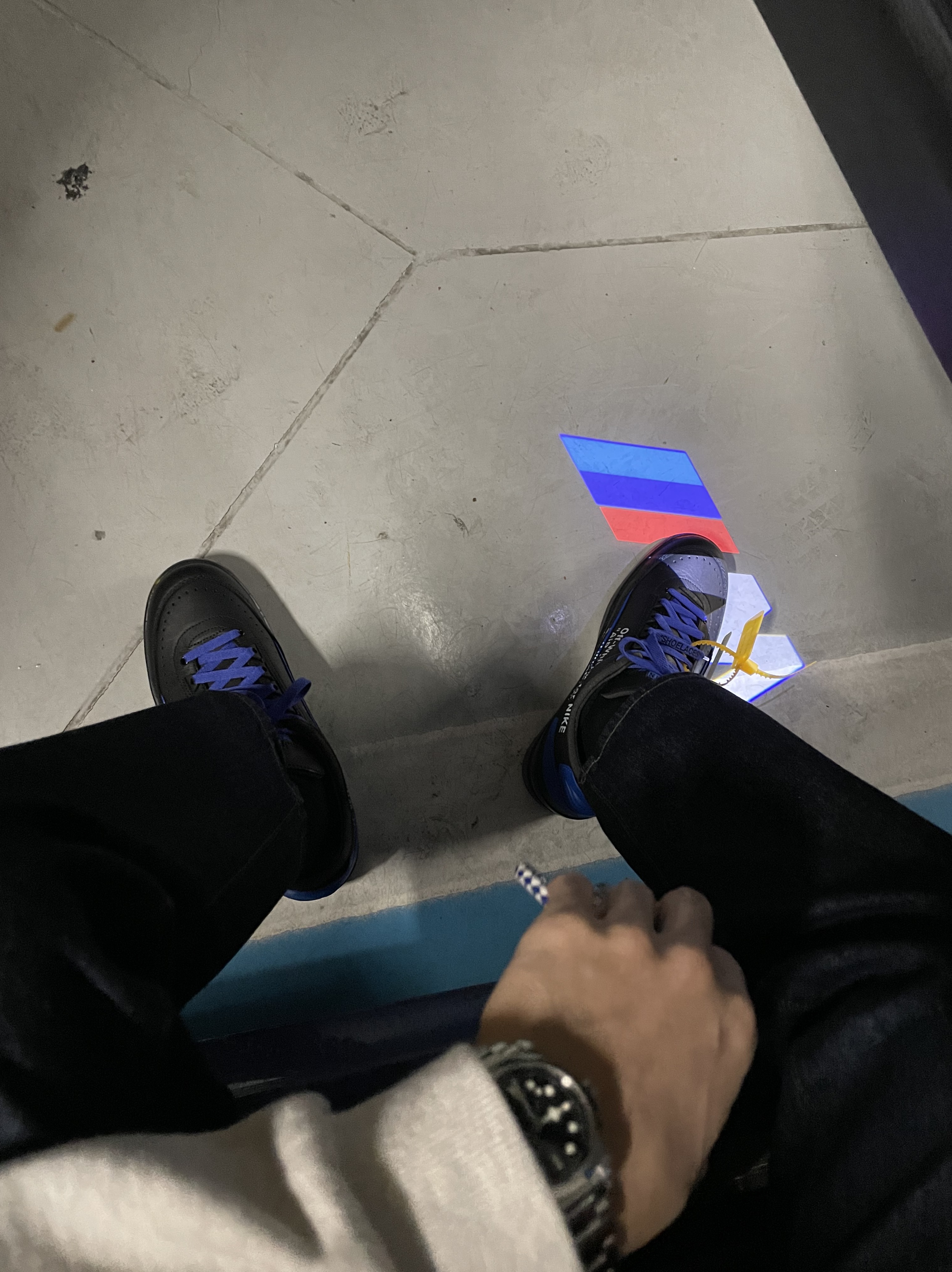 Jordan 2 x Off-White Retro Low SP Black and Varsity Royal 착용 스타일 - 1