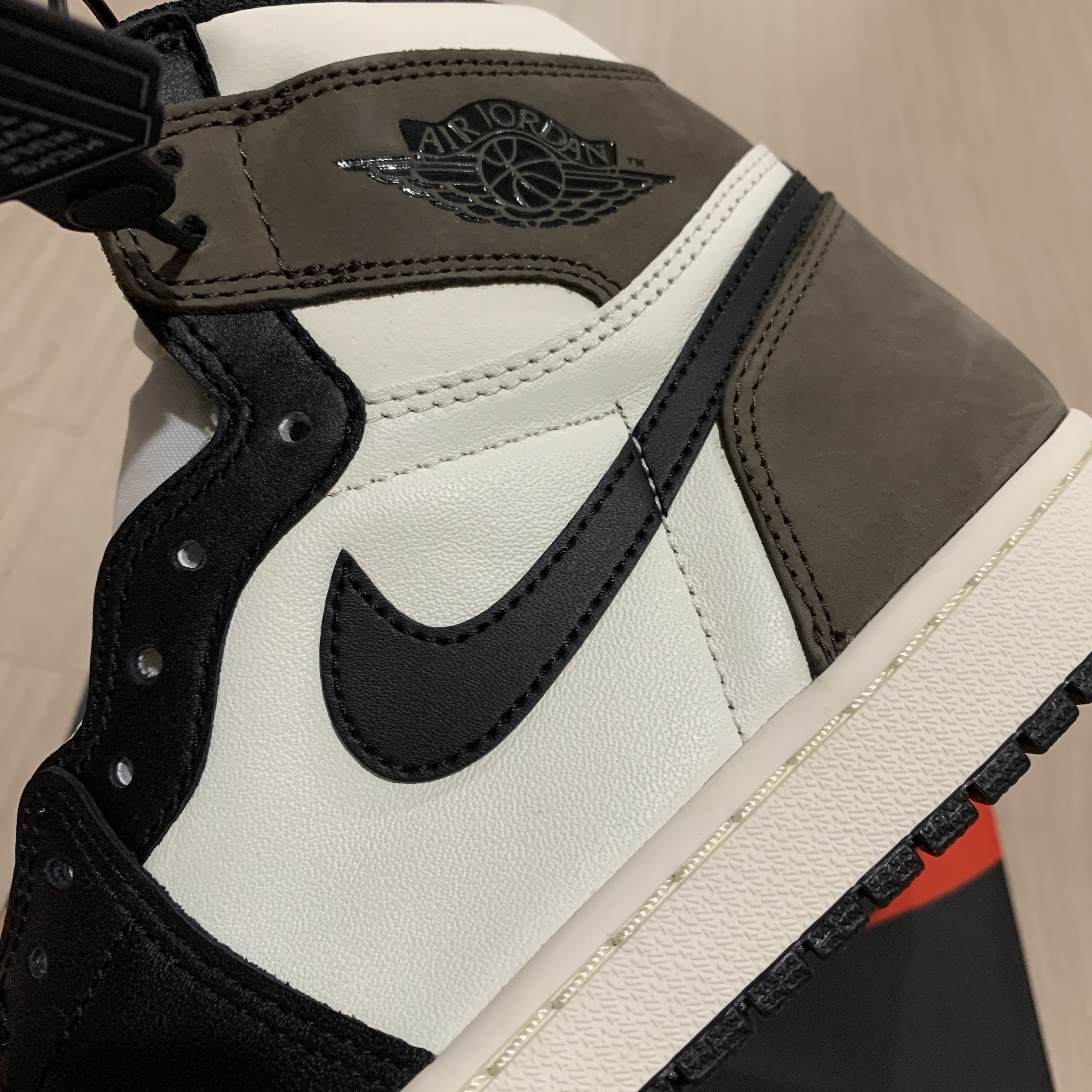 Jordan 1 Retro High OG Black Mocha 착용 스타일 - 3