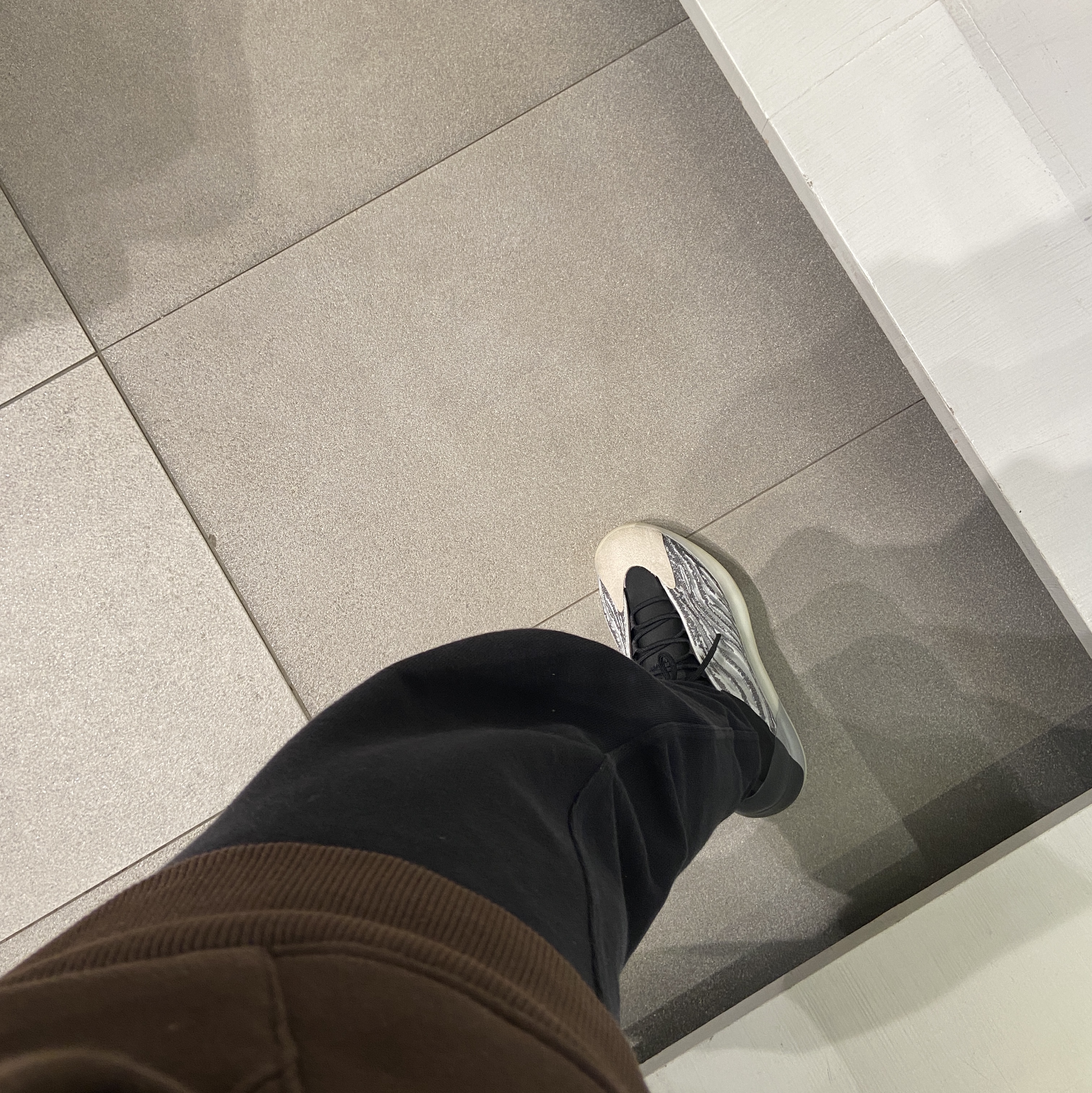 Adidas Yeezy QNTM Lifestyle 착용 스타일 - 2
