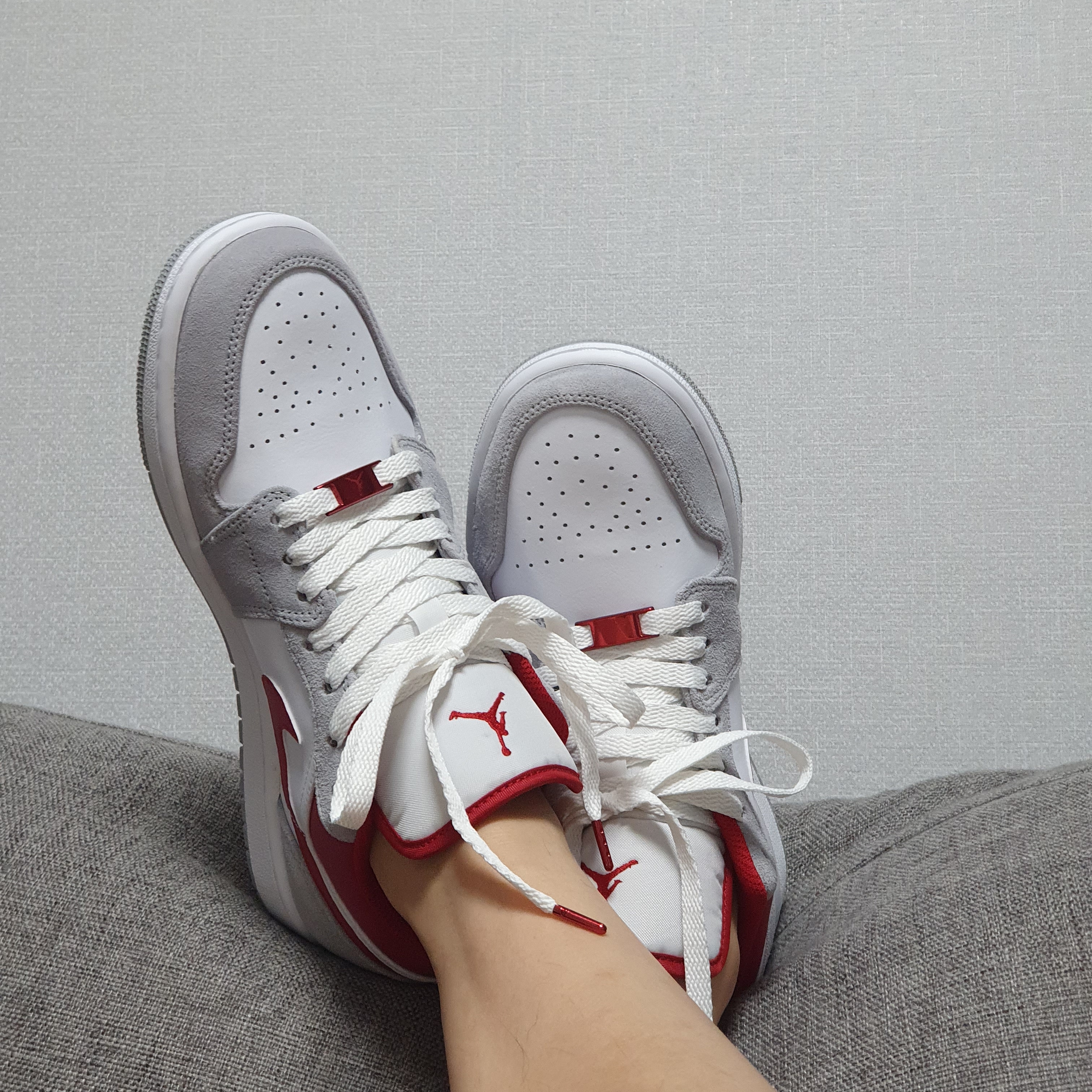 Jordan 1 Low SE Light Smoke Grey Gym Red 착용 스타일 - 3