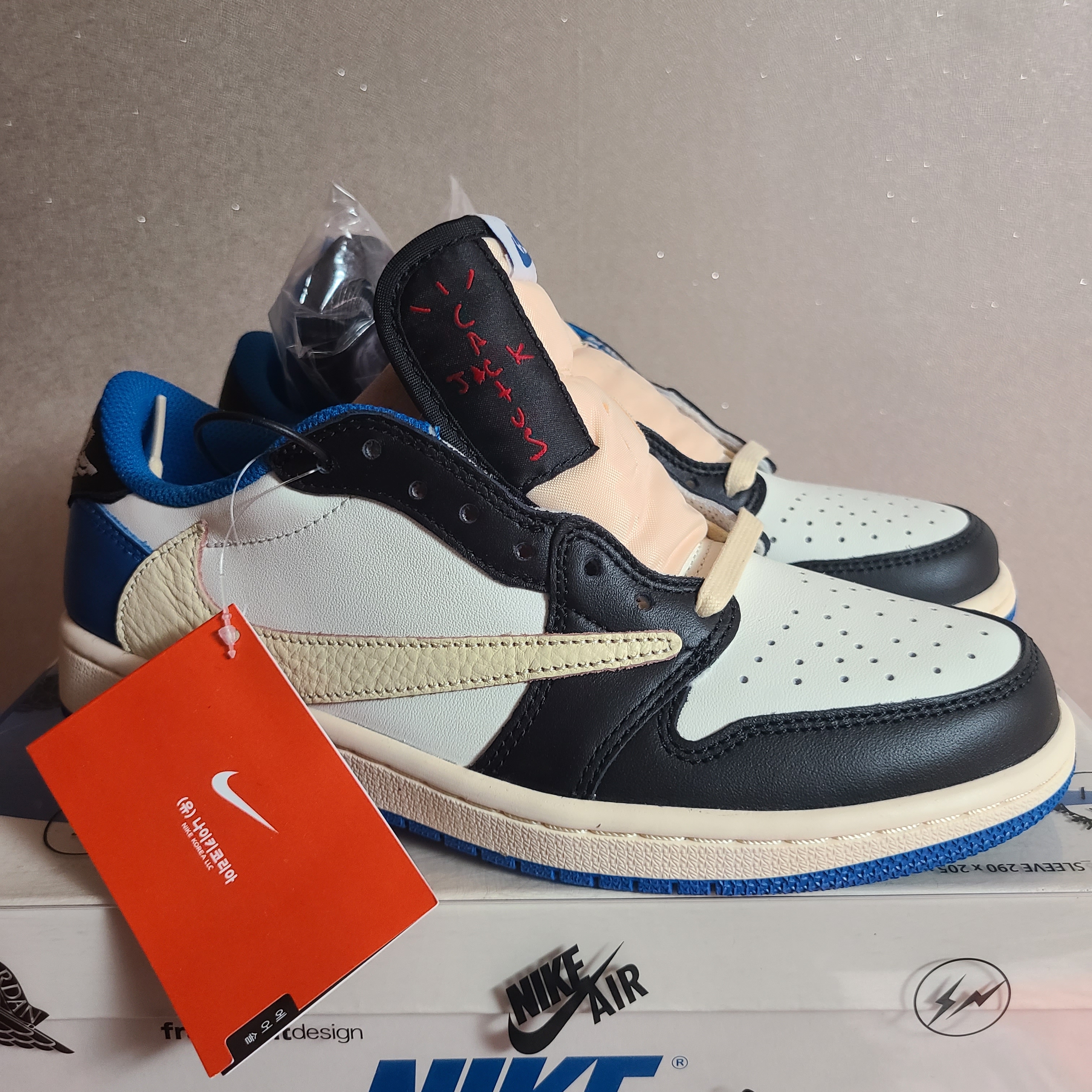 Jordan 1 x Travis Scott x Fragment Retro Low OG SP Military Blue 착용 스타일