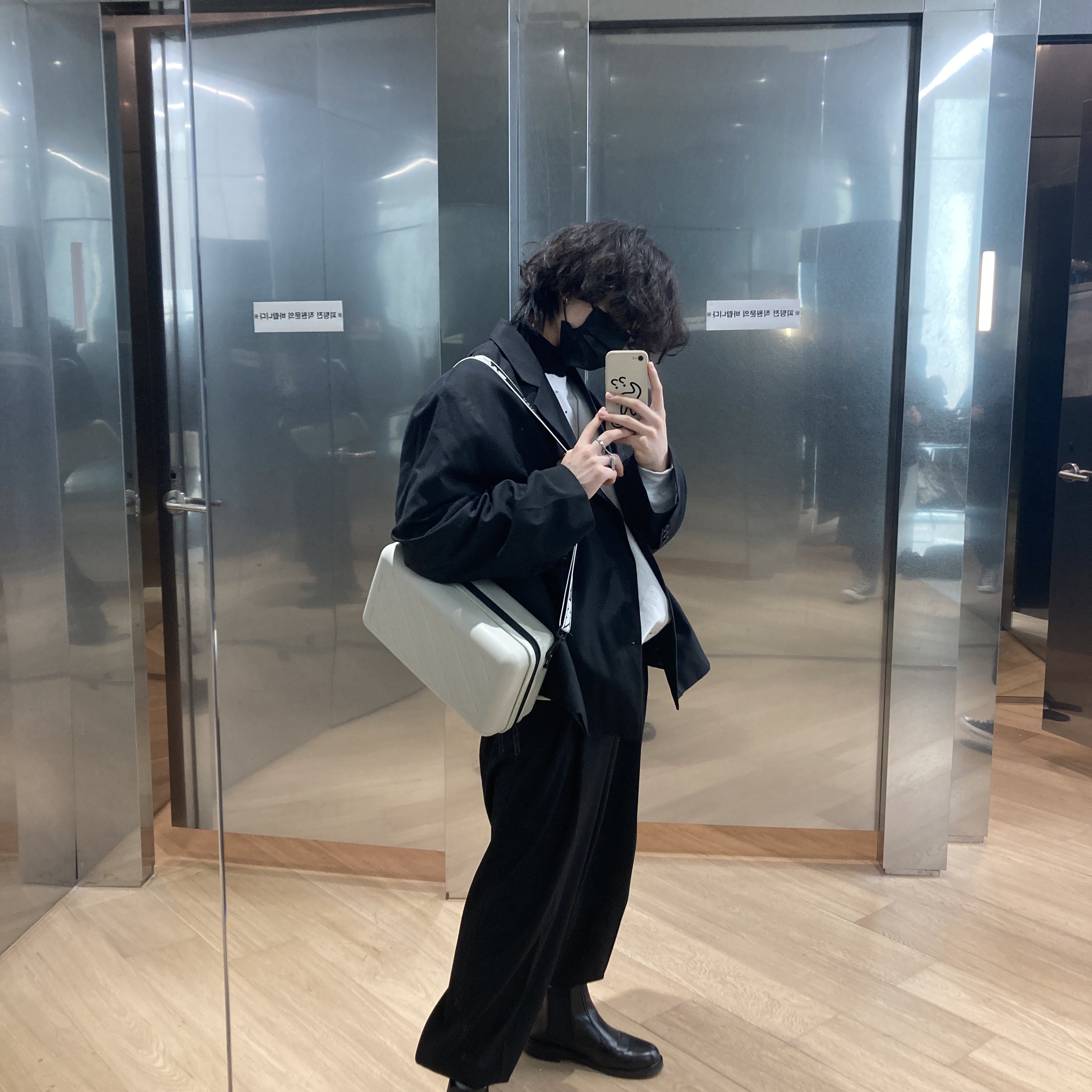 Off-White x Amore Pacific Protection Box (Without Cosmetics) 착용 스타일