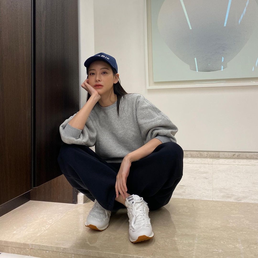 (W) New Balance x Miu Miu 574 Denim White 착용 스타일 - 2