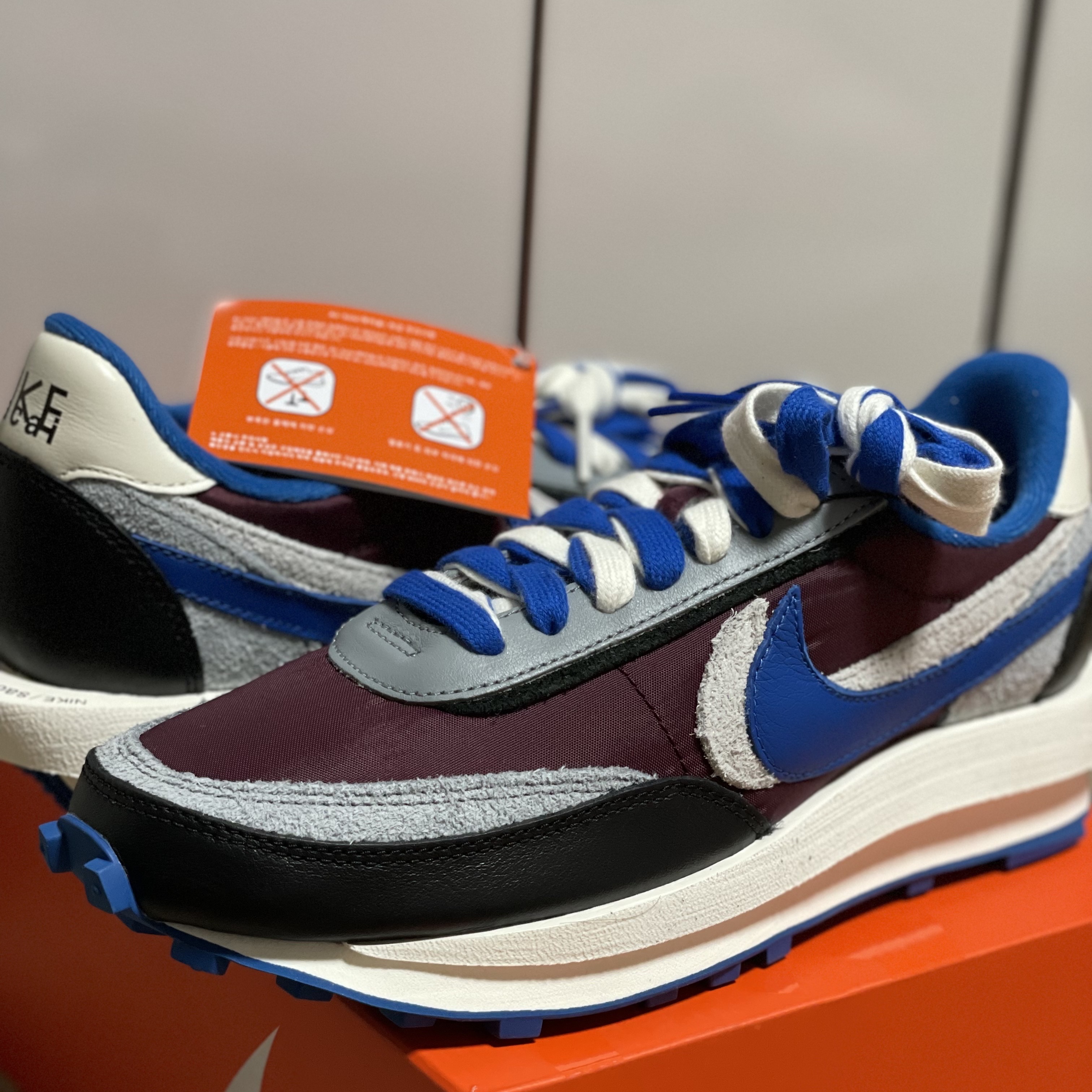 Nike x Sacai x Undercover LDWaffle Night Maroon Team Royal 착용 스타일 - 2