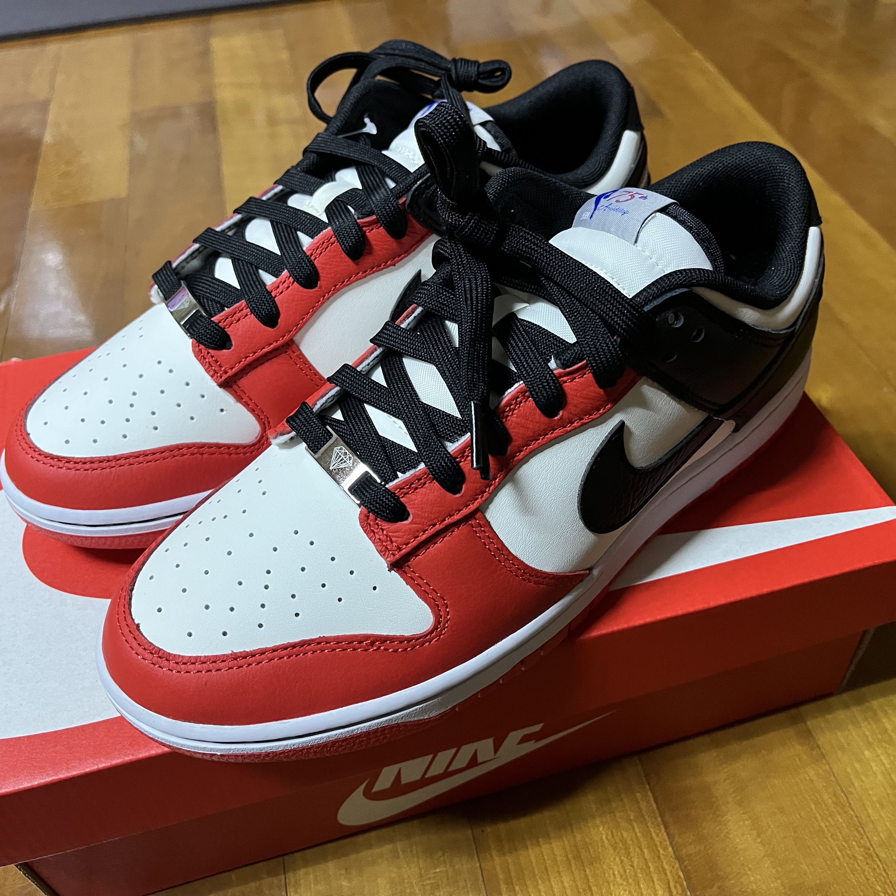 Nike x NBA Dunk Low Retro EMB Black and Chile Red 착용 스타일