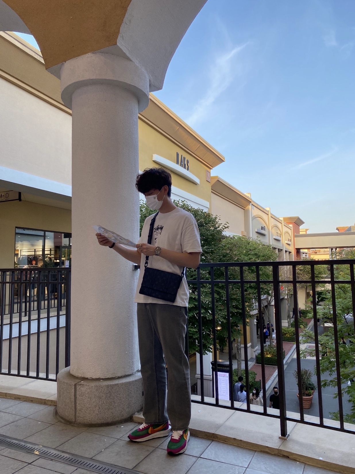 Louis Vuitton Trio Messenger Monogram Eclipse 착용 스타일