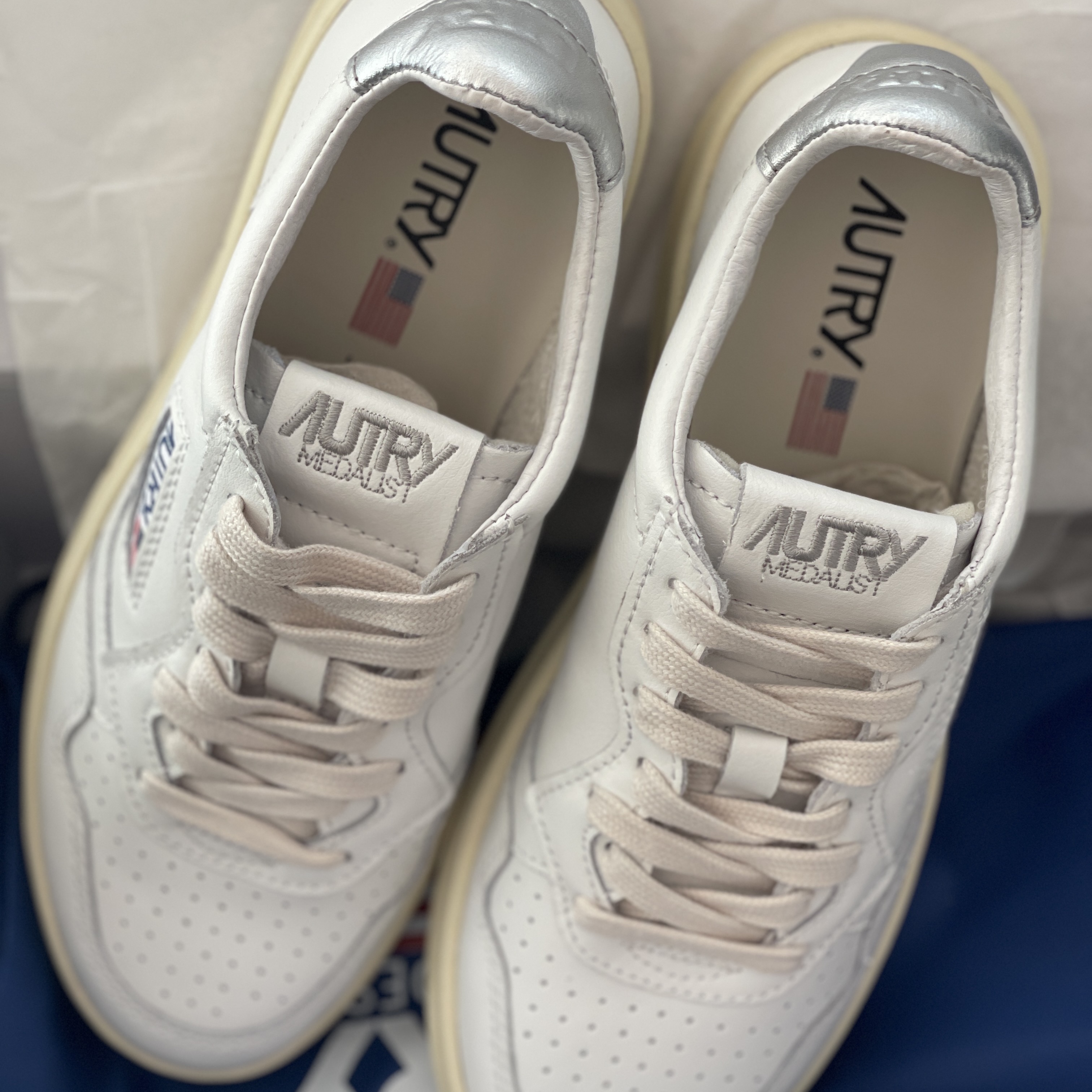 (W) Autry Medalist Low Leather Sneakers White Silver 착용 스타일 - 1