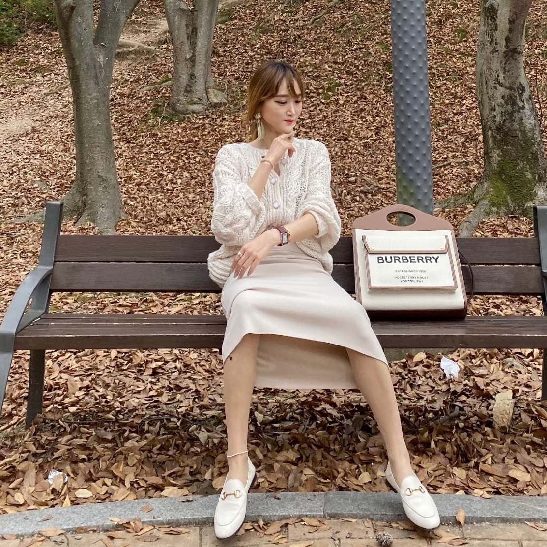 Burberry Mini Two-Tone Canvas and Leather Pocket Bag Natural Malt Brown, (W) Gucci Heel Folded Horsebit Leather Loafers White 착용 스타일 - 3