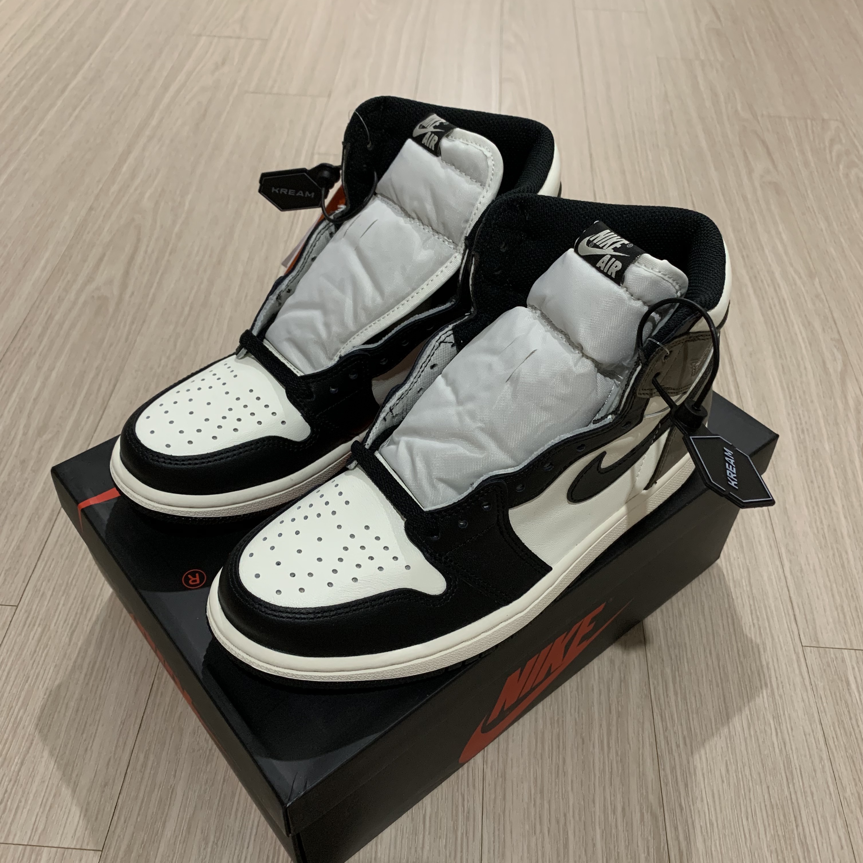 Jordan 1 Retro High OG Black Mocha 착용 스타일 - 1