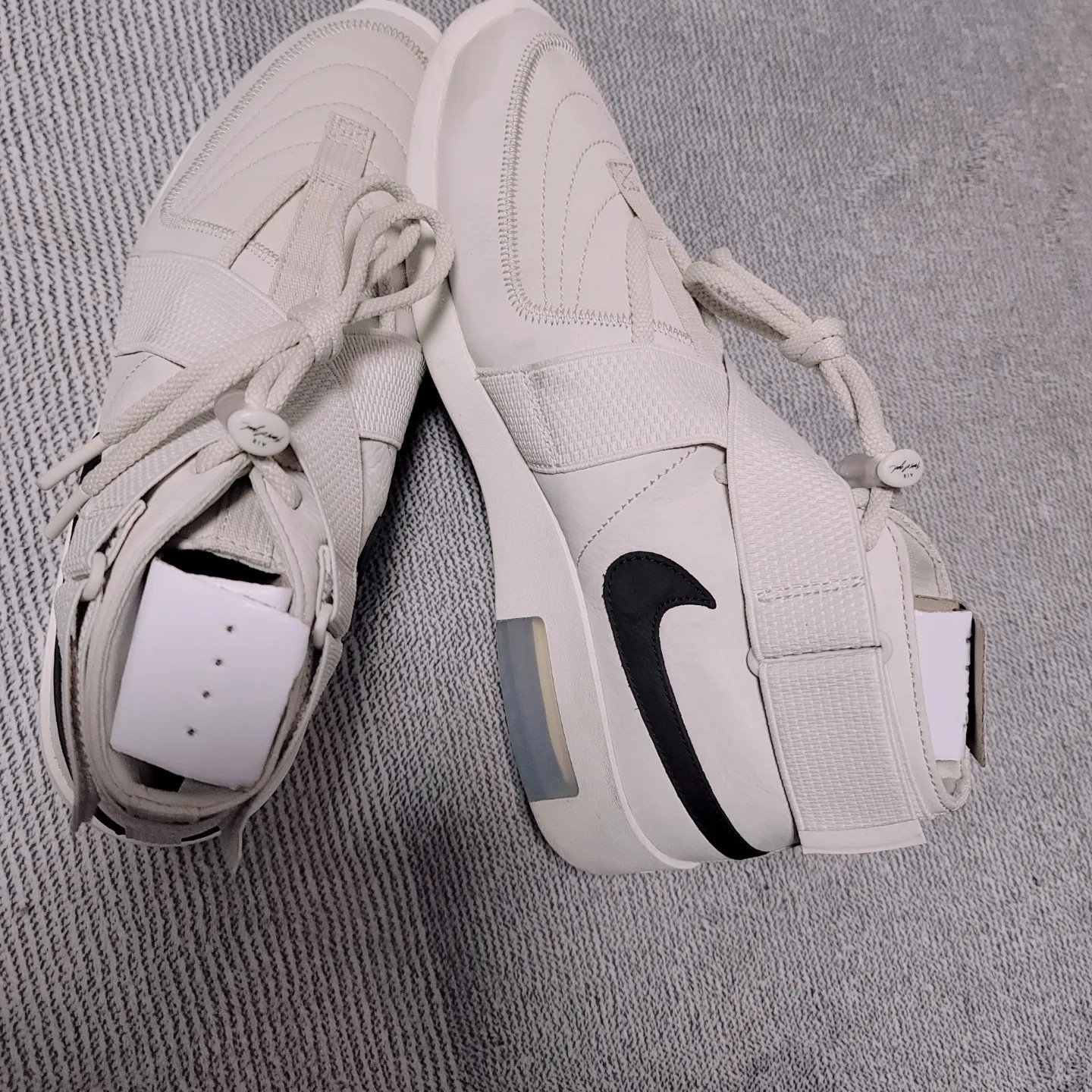 Nike x Fear of God Air Fear of God Raid Light Bone 착용 스타일 - 3