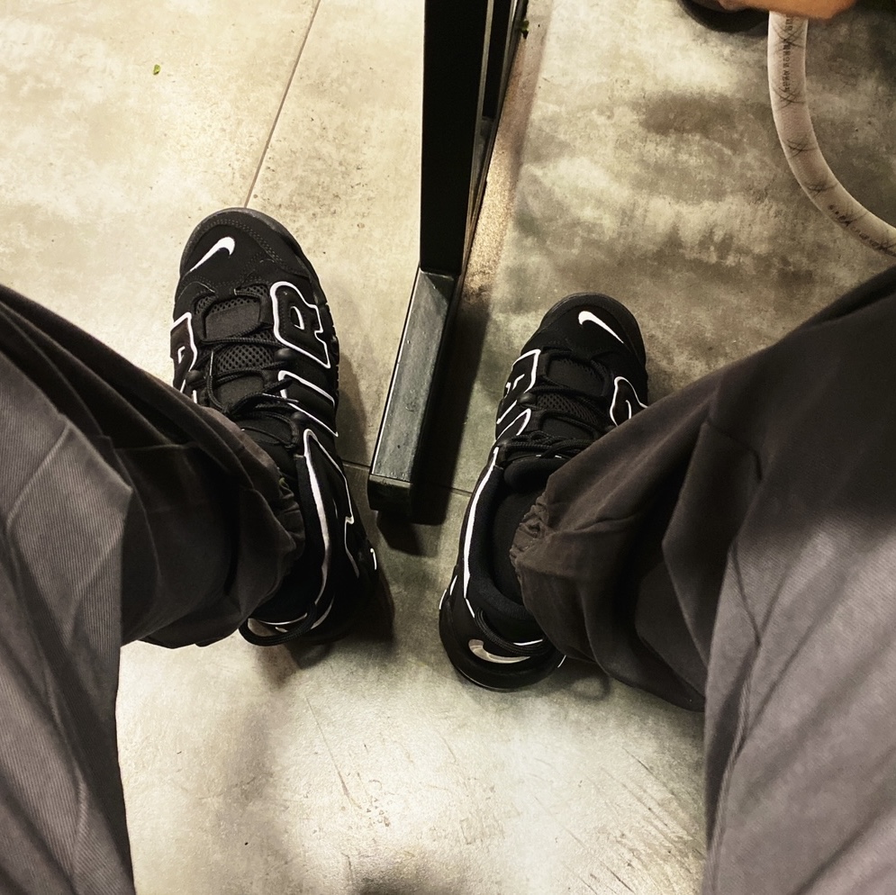 Nike Air More Uptempo Black White 2020 착용 스타일 - 1