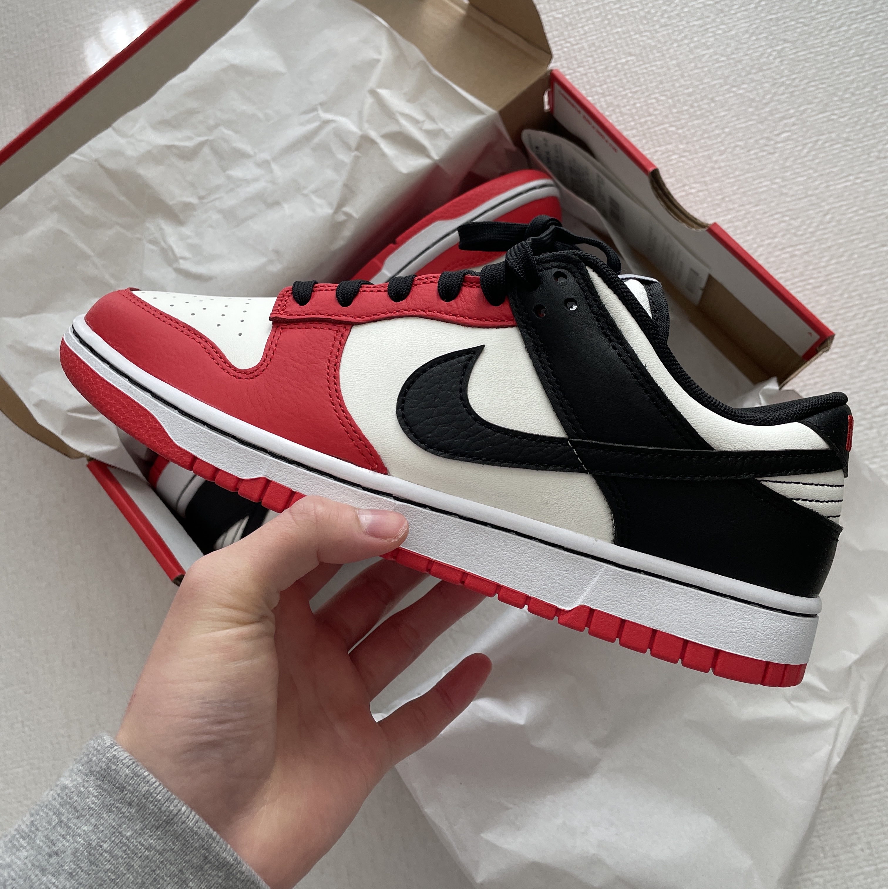 Nike x NBA Dunk Low Retro EMB Black and Chile Red 착용 스타일 - 1