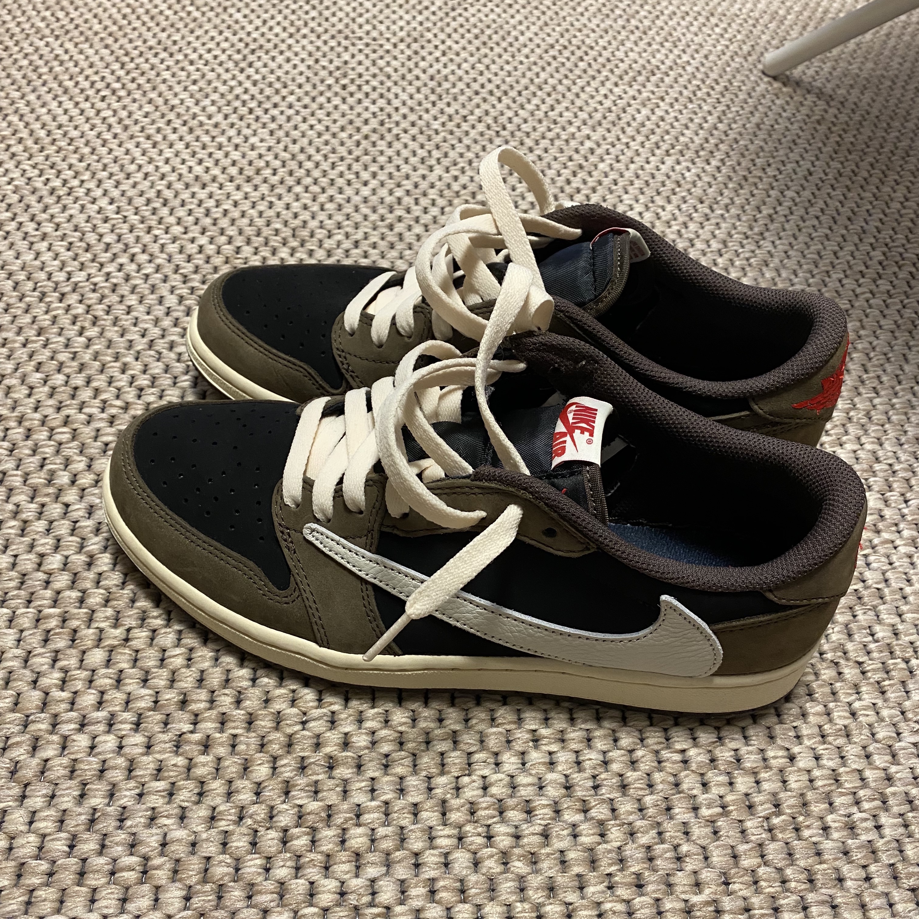 Jordan 1 x Travis Scott Retro Low OG SP Mocha 착용 스타일 - 1