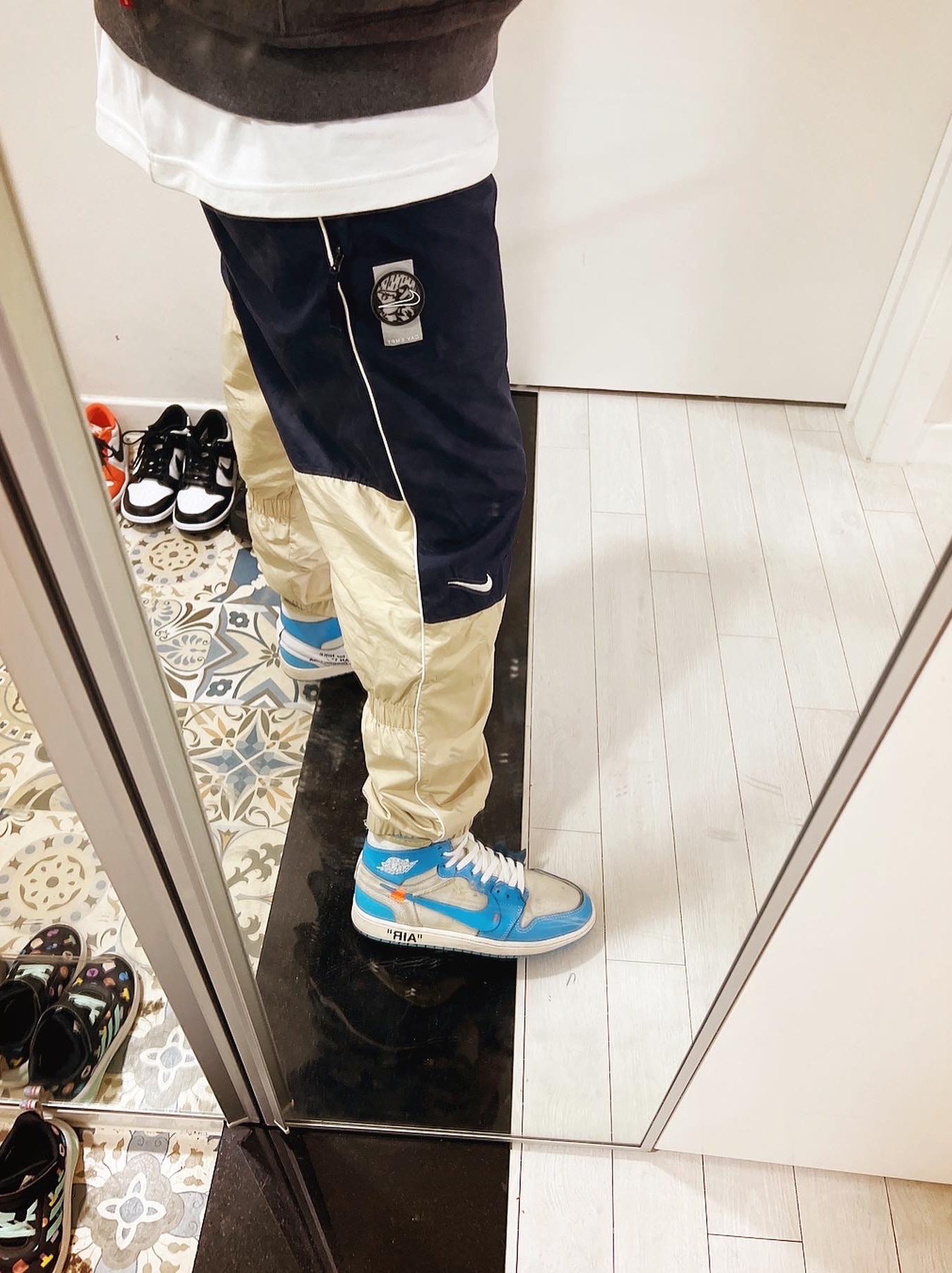 Jordan 1 x Off-White Retro High University Blue, Supreme Box Logo Hooded Sweatshirt Charcoal - 21FW 착용 스타일 - 4