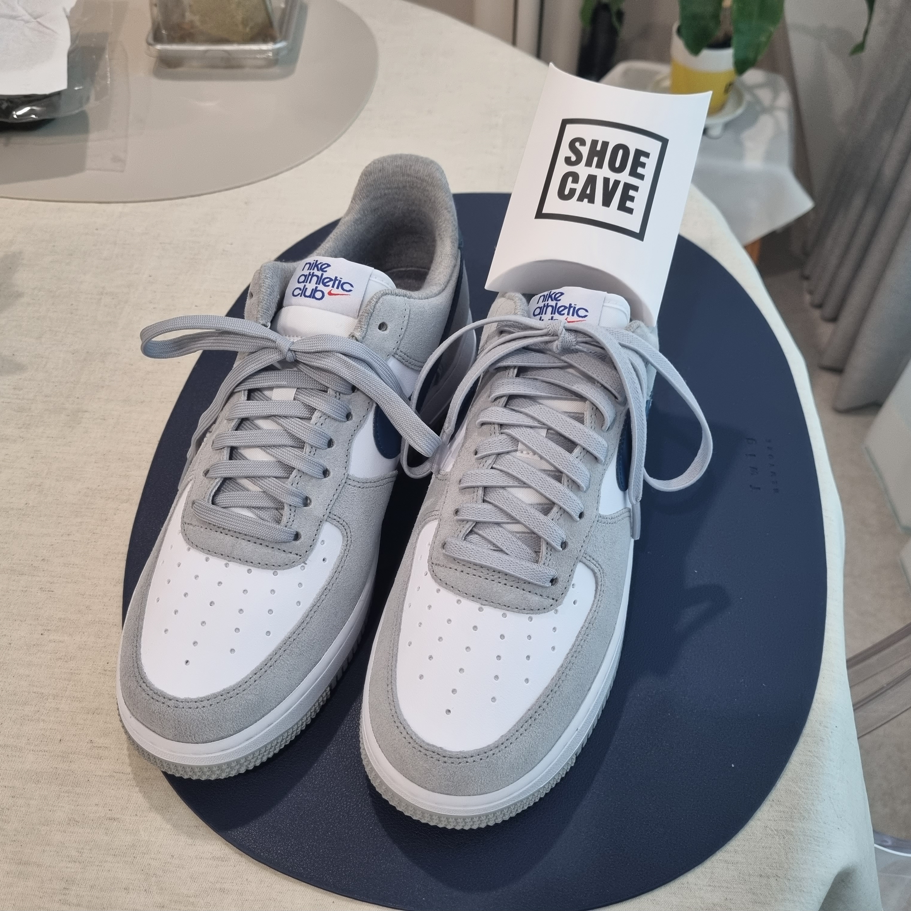 Nike Air Force 1 '07 LV8 Athletic Club Light Smoke Grey Marina 착용 스타일 - 2